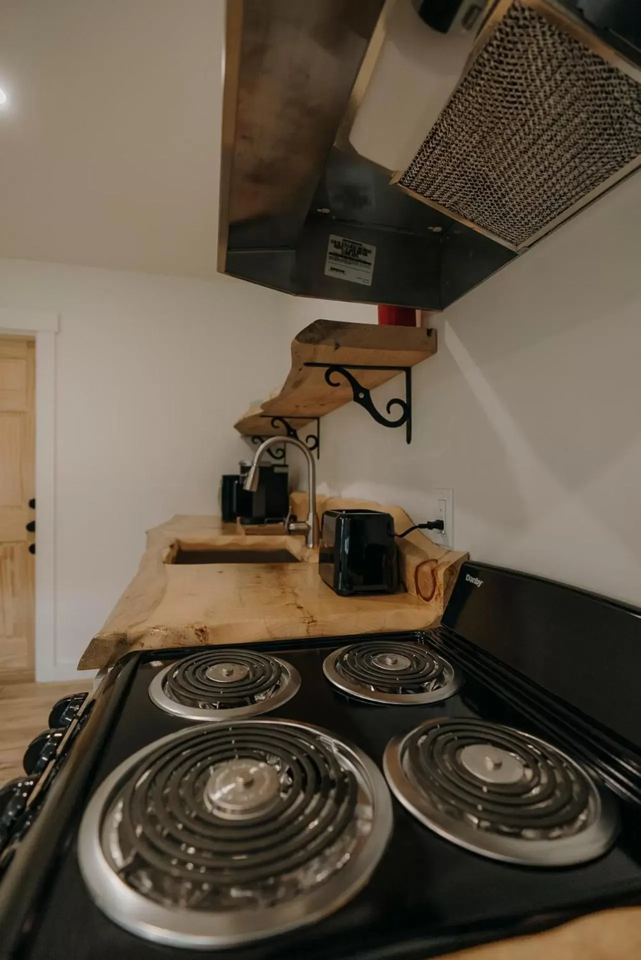 Kitchen/Kitchenette in Bingham Motor Inn