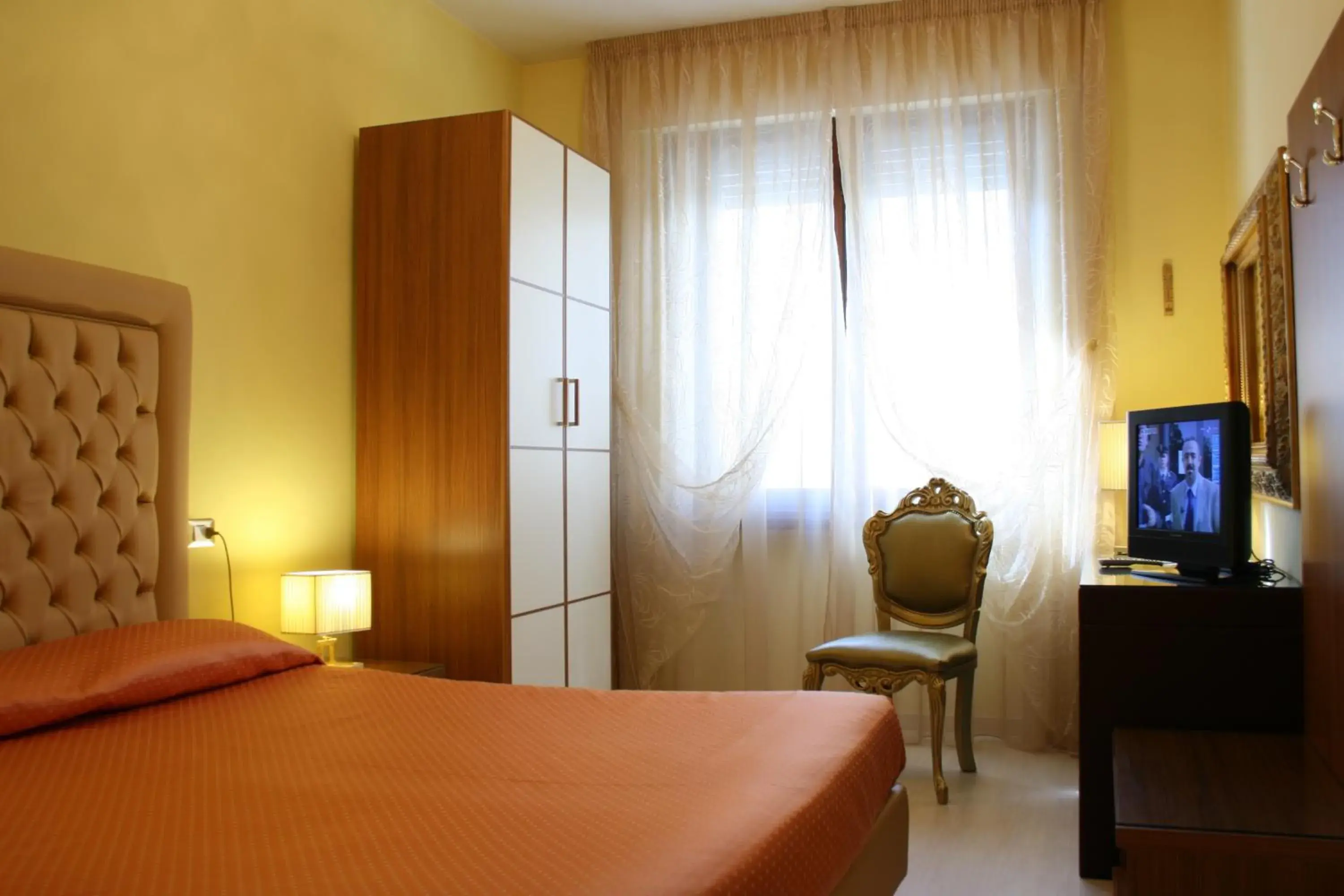 Photo of the whole room, Bed in Hotel Continentale