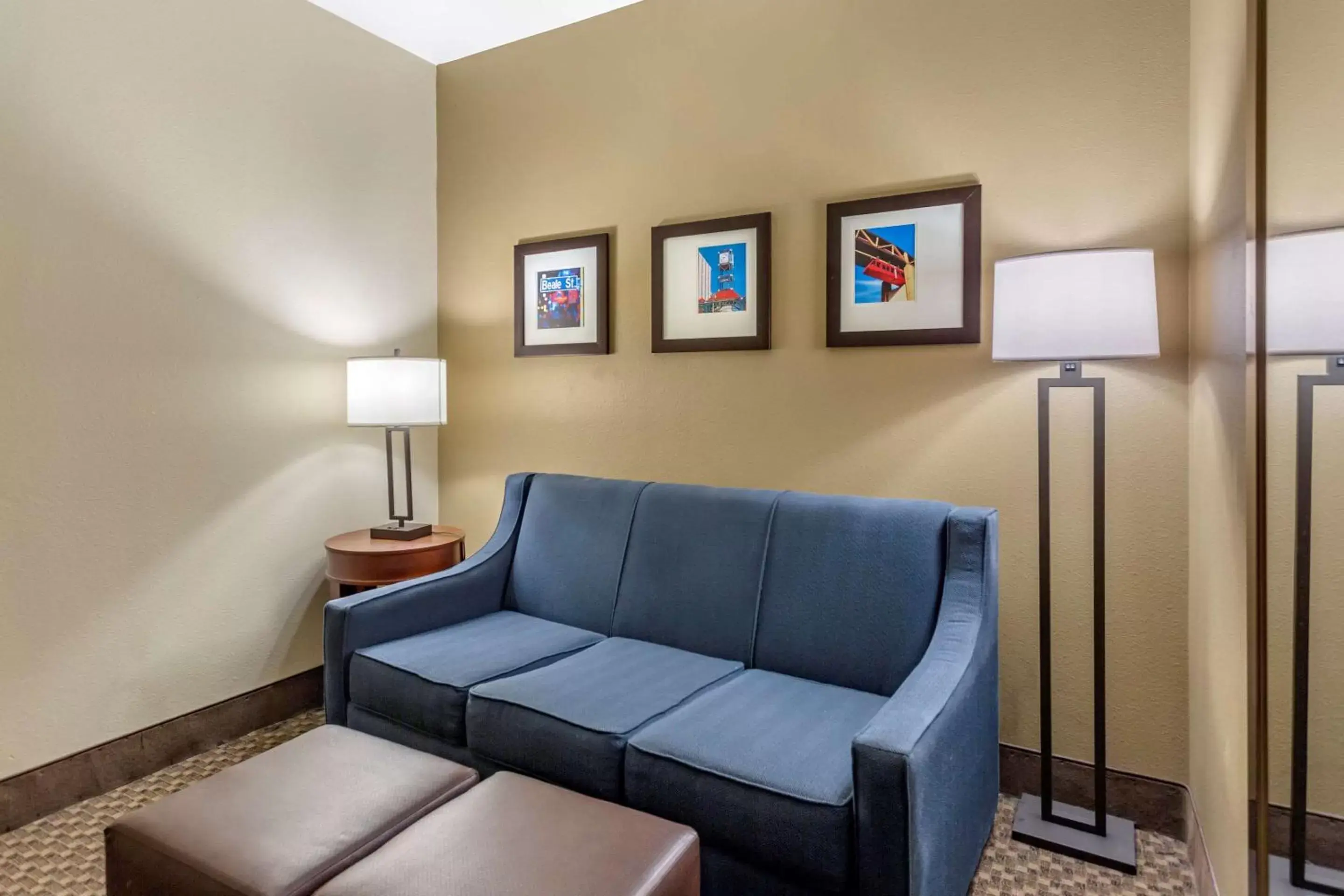 Photo of the whole room, Seating Area in Comfort Suites Cordova