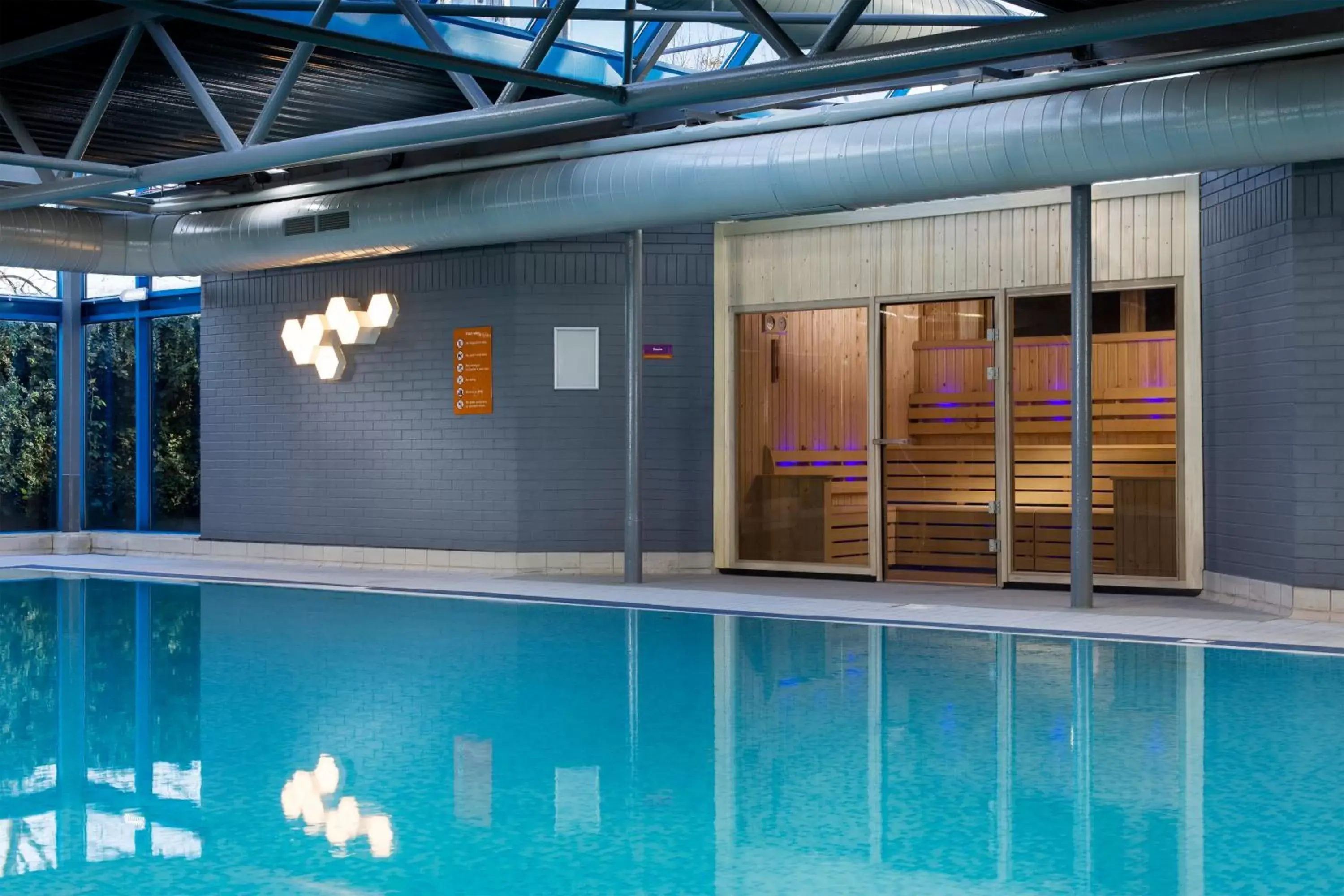 Swimming Pool in Radisson Hotel and Conference Centre London Heathrow