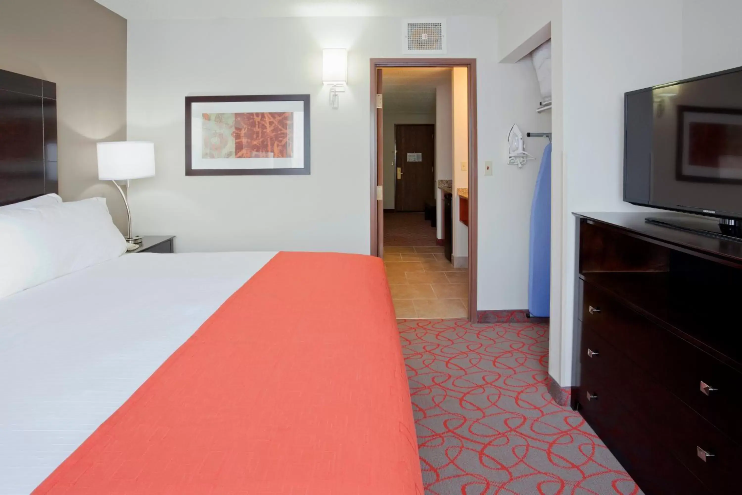 Photo of the whole room, Bed in Holiday Inn Express & Suites Bloomington West, an IHG Hotel