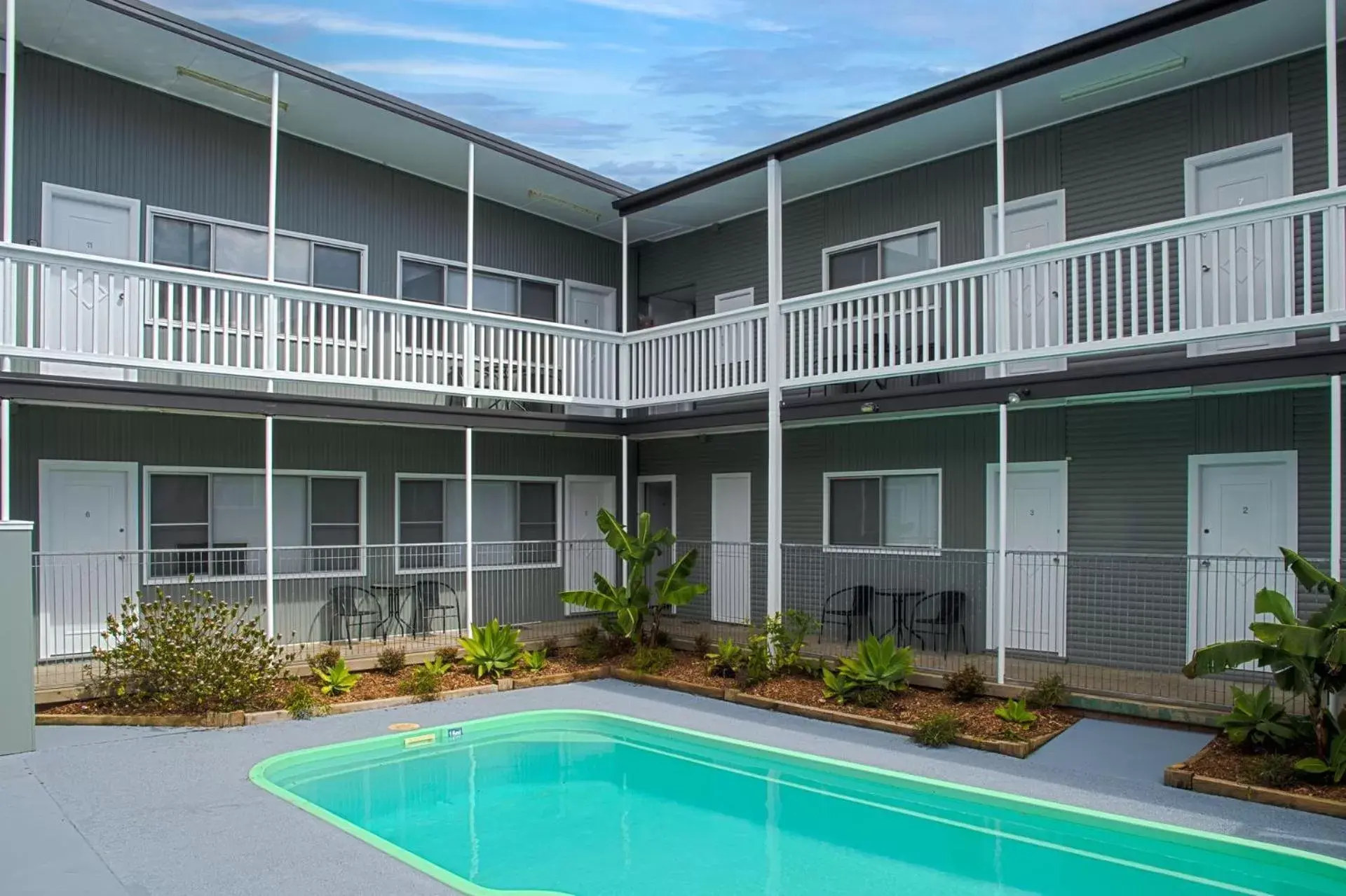 Swimming Pool in Pacific Motel 05