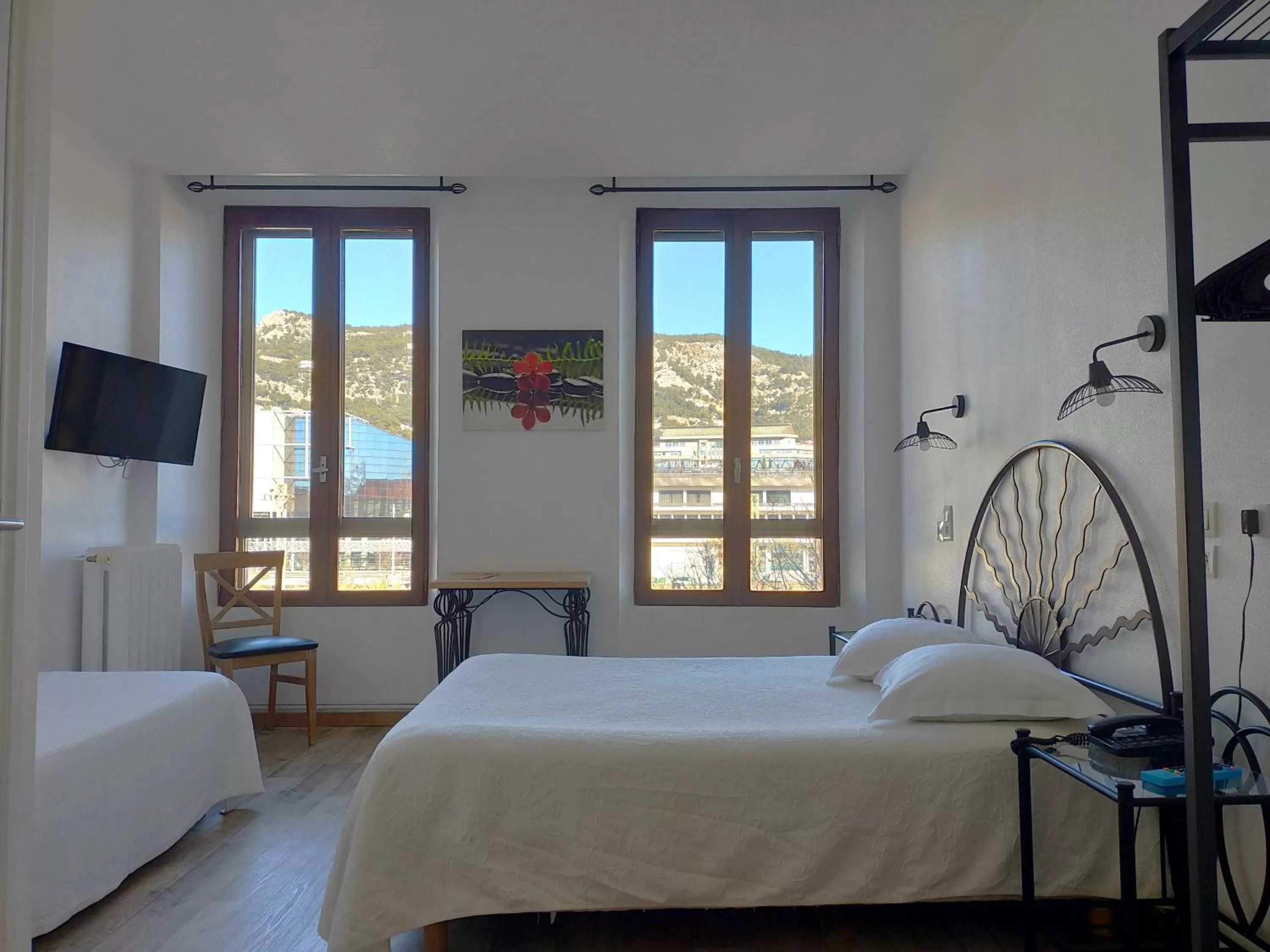 Photo of the whole room, Bed in Au Nouvel Hôtel