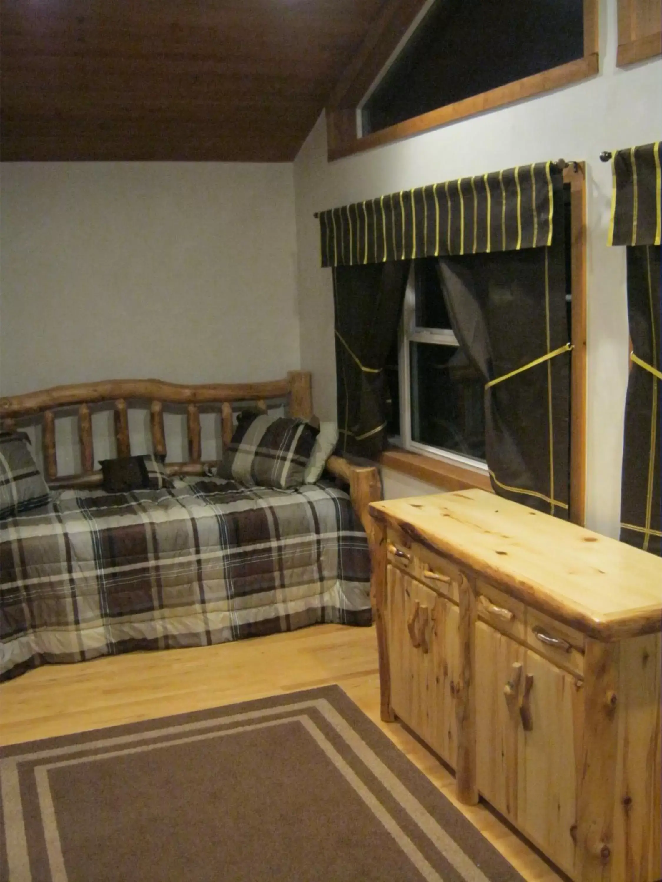 Bed, Seating Area in Shady Brook Inn Village/Resort