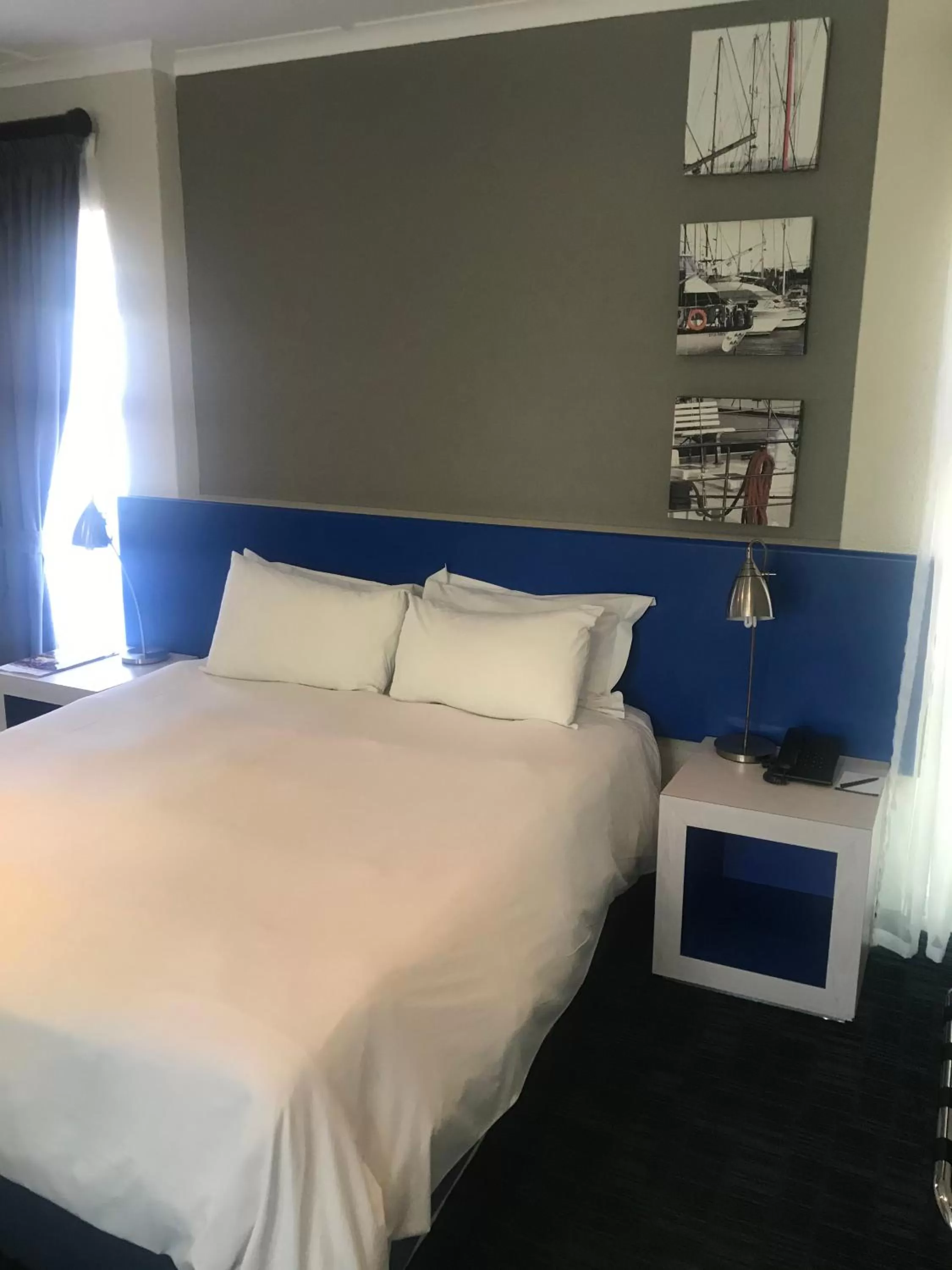 Bed in Premier Splendid Inn Bayshore