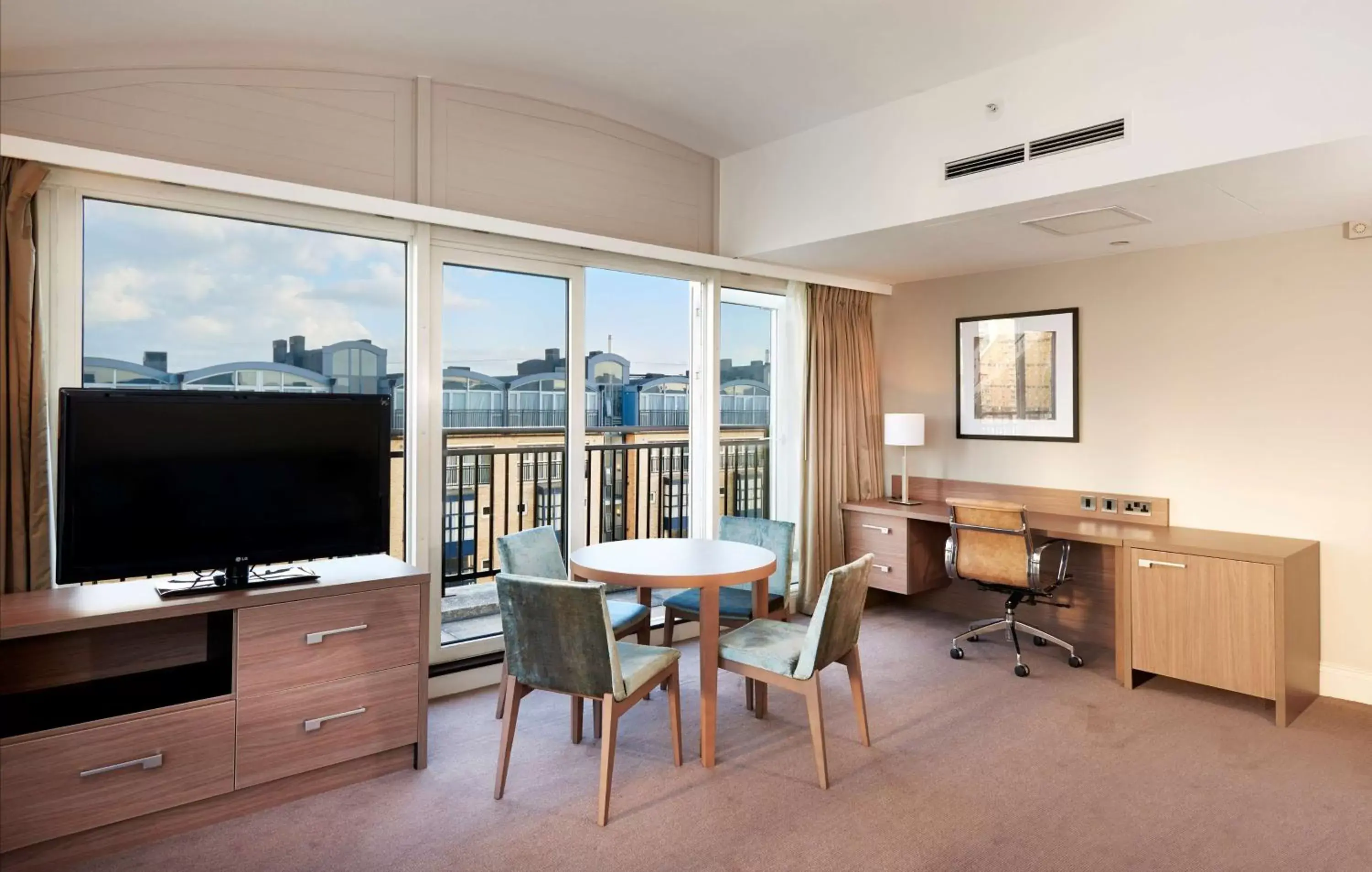 Living room, TV/Entertainment Center in DoubleTree by Hilton London – Docklands Riverside
