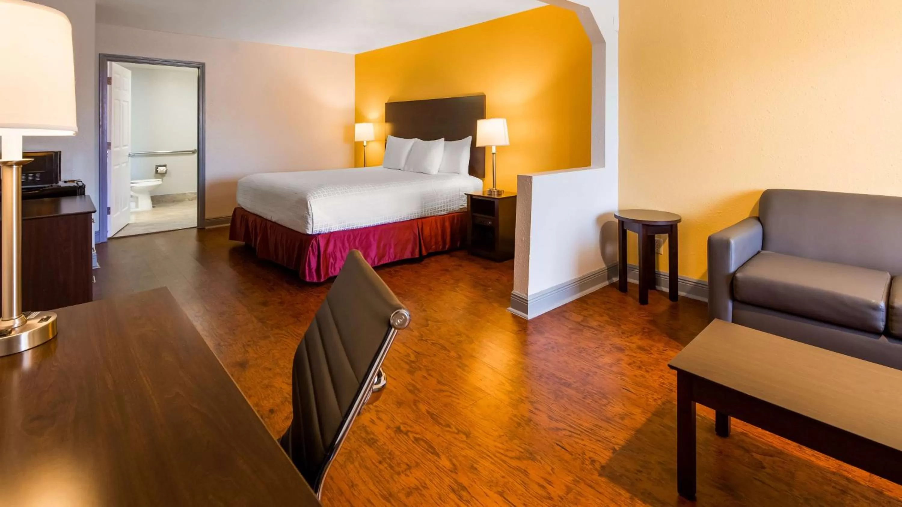 Photo of the whole room, Bed in SureStay Plus Hotel by Best Western Hammond