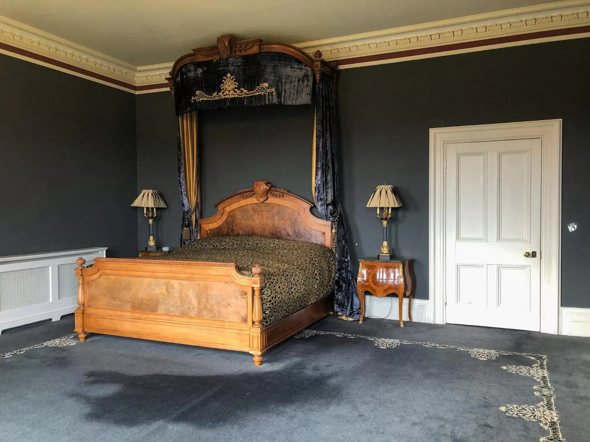Bedroom, Bed in Netley Hall