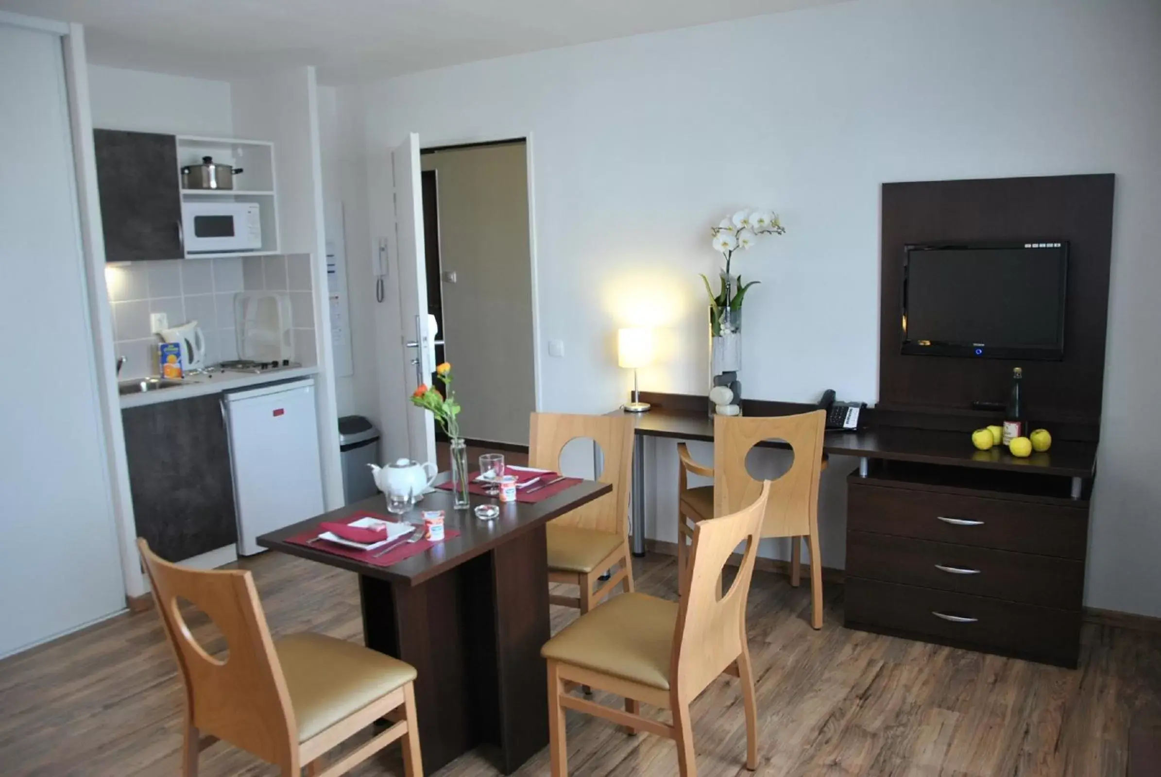 Kitchen or kitchenette, Dining Area in Séjours & Affaires Caen Le Clos Beaumois