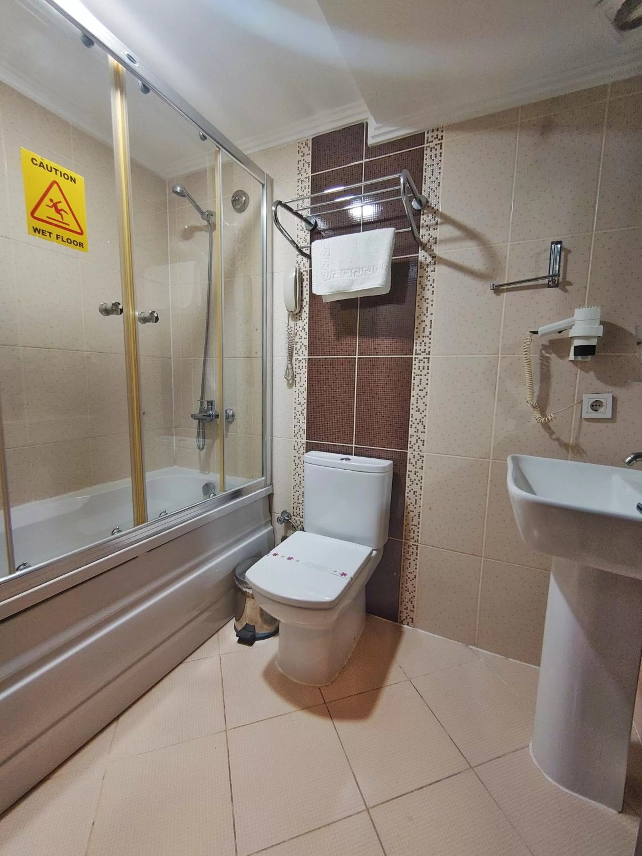 Bathroom in Orient Mintur Hotel