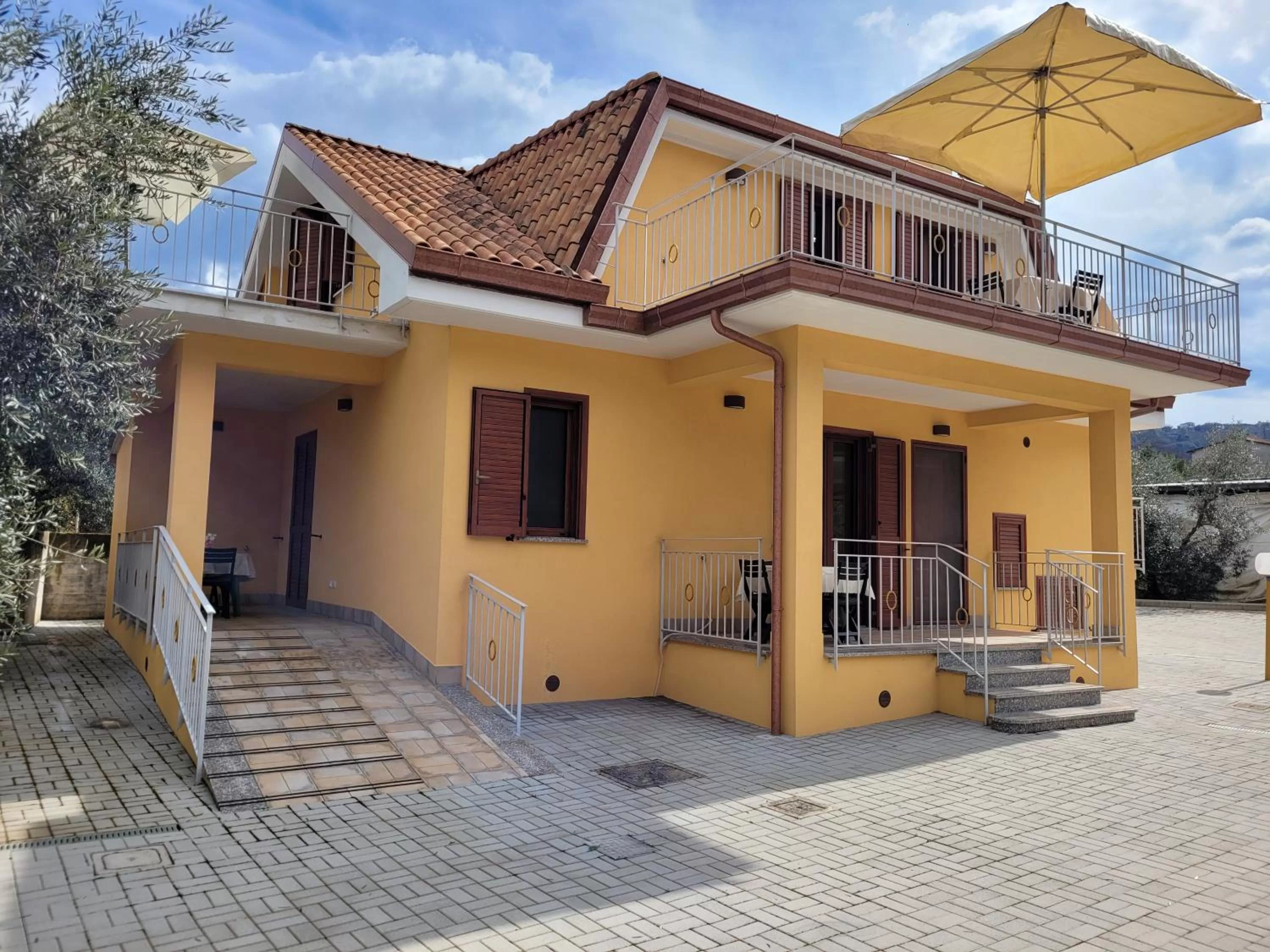 Alloggio turistico Magnifico Alessandro Valle Bernardo 04025 Lenola nei pressi di Fondi LT