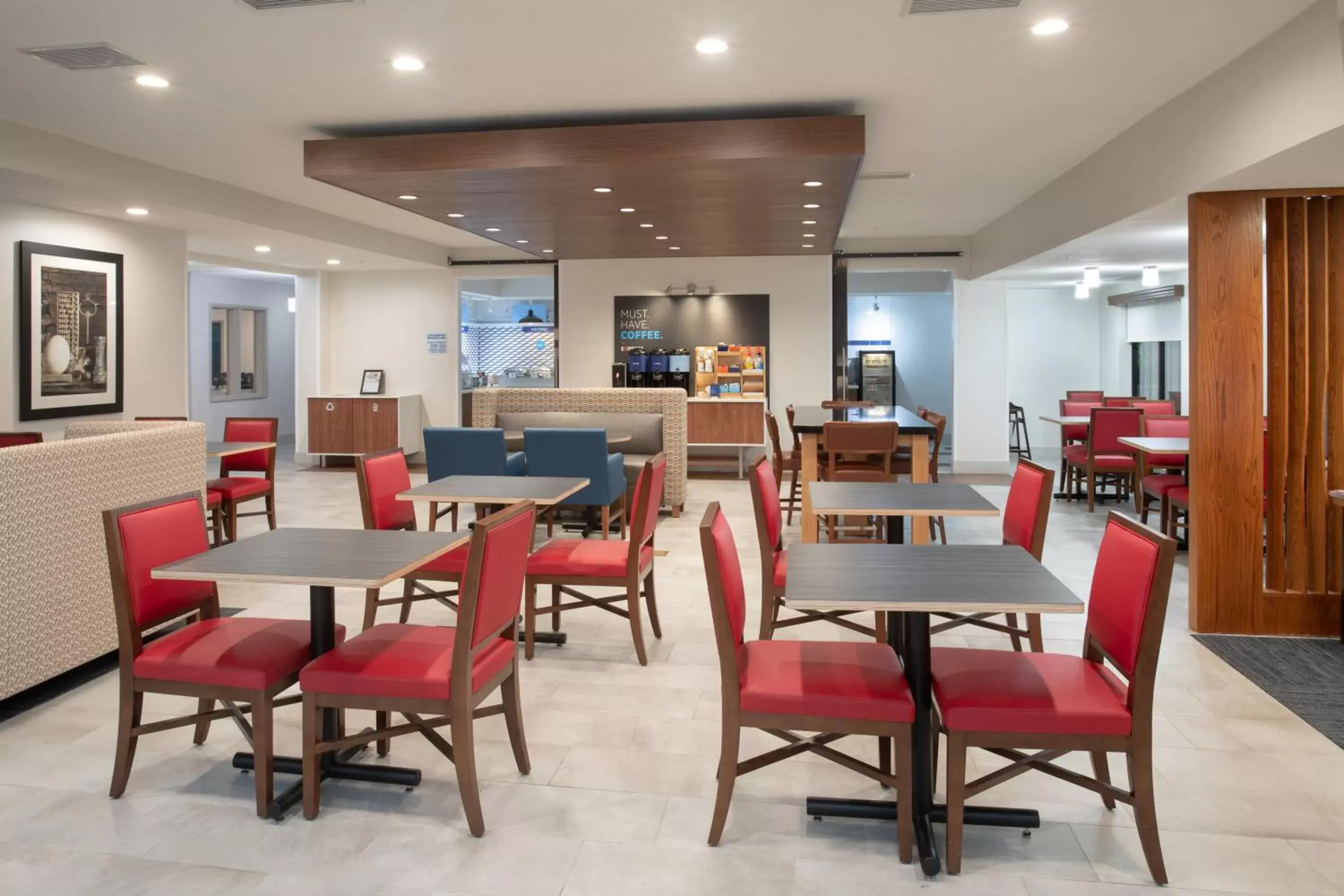 Seating area, Restaurant/Places to Eat in Holiday Inn Express Hotel & Suites Longmont, an IHG Hotel