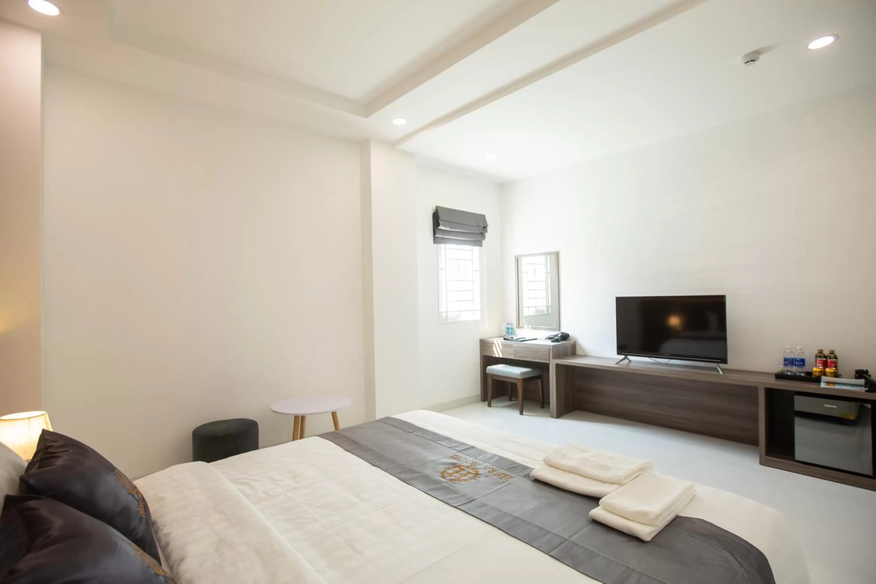 Communal lounge/ TV room, Bed in Hera Hotel Airport