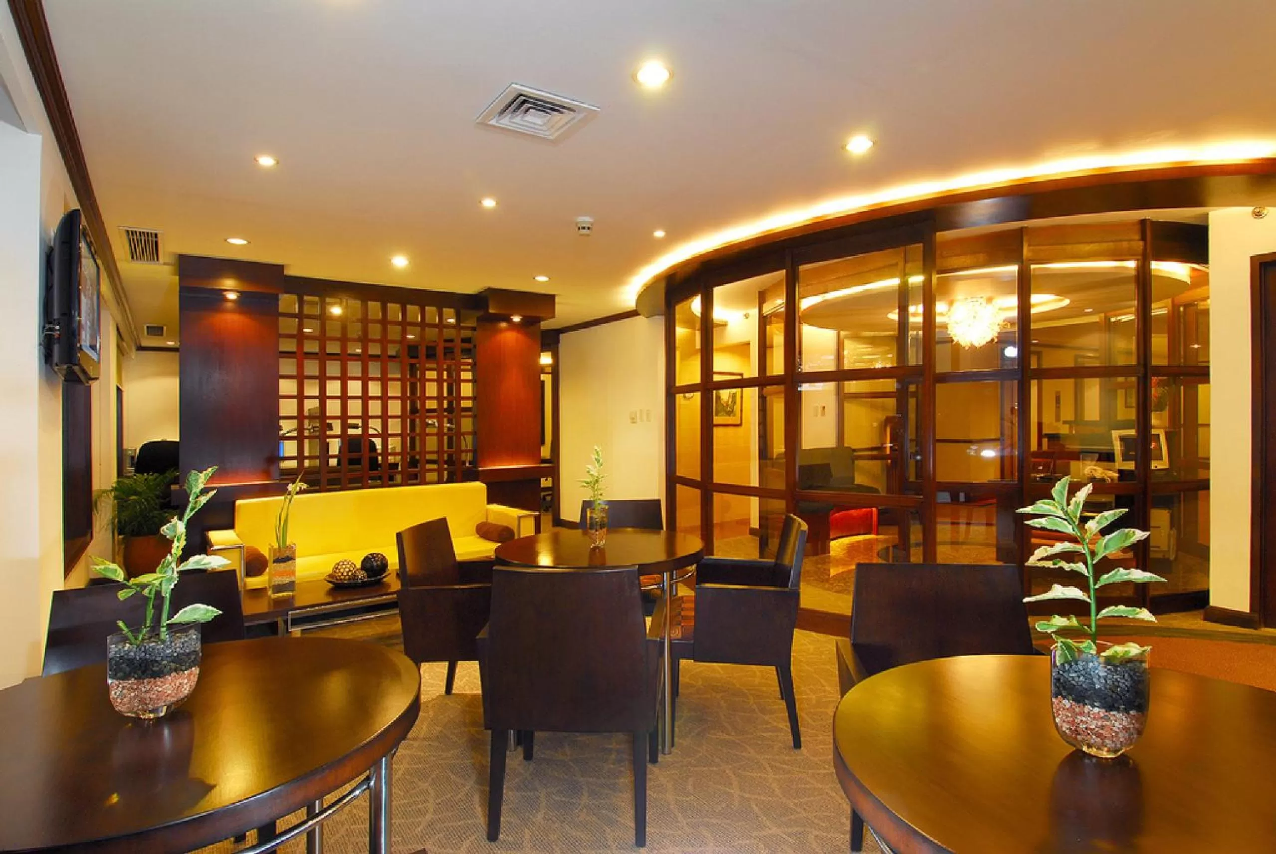 Lounge or bar in Waterfront Airport Hotel and Casino