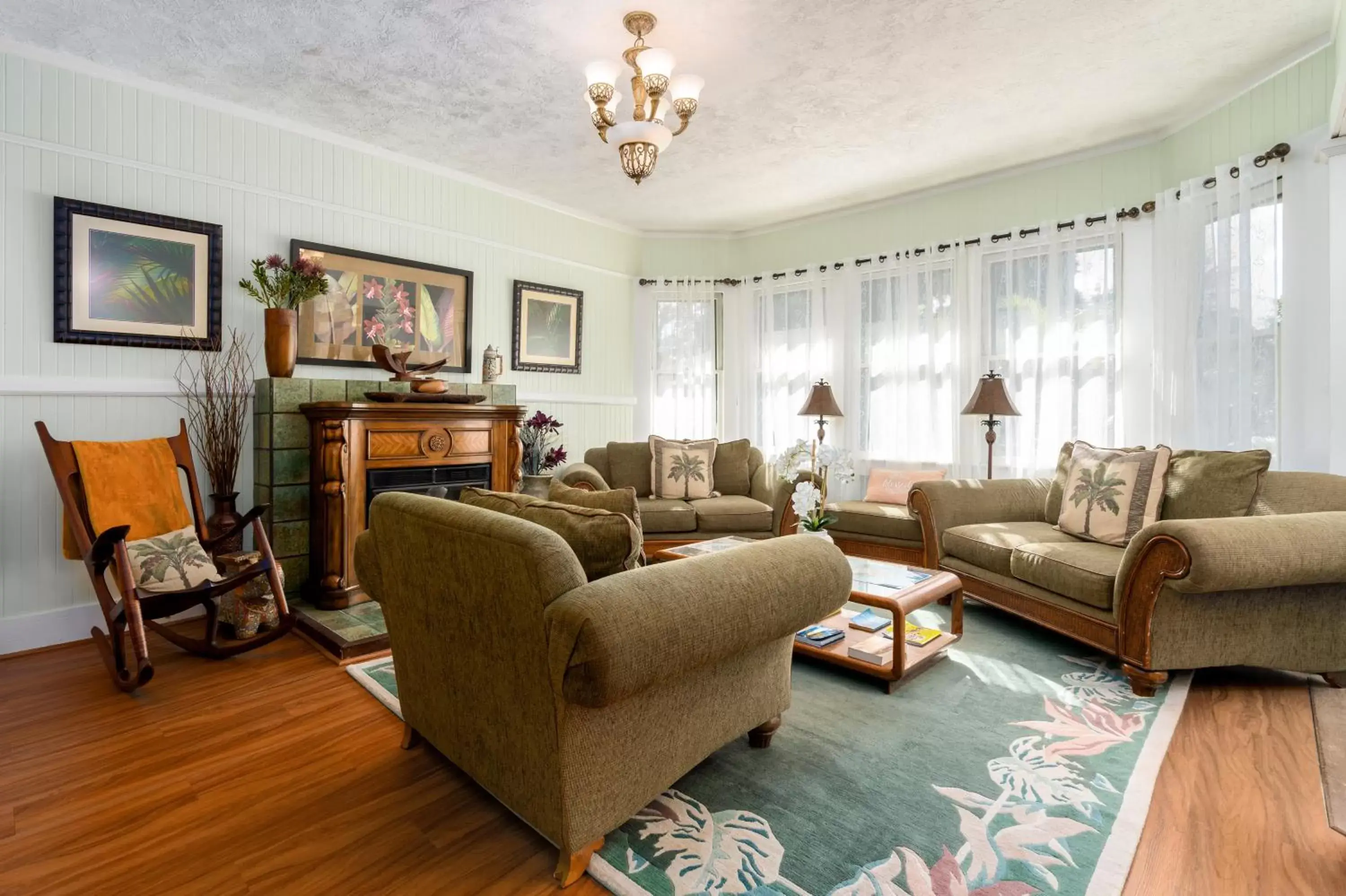 Living room, Seating Area in Aloha Junction Guest House - 5 min from Hawaii Volcanoes National Park