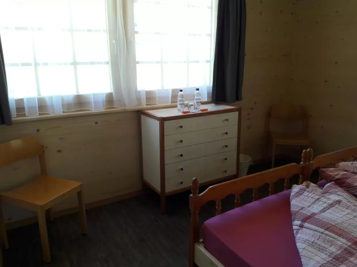 Bedroom, Dining Area in Ferien in der Bergwelt von Adelboden