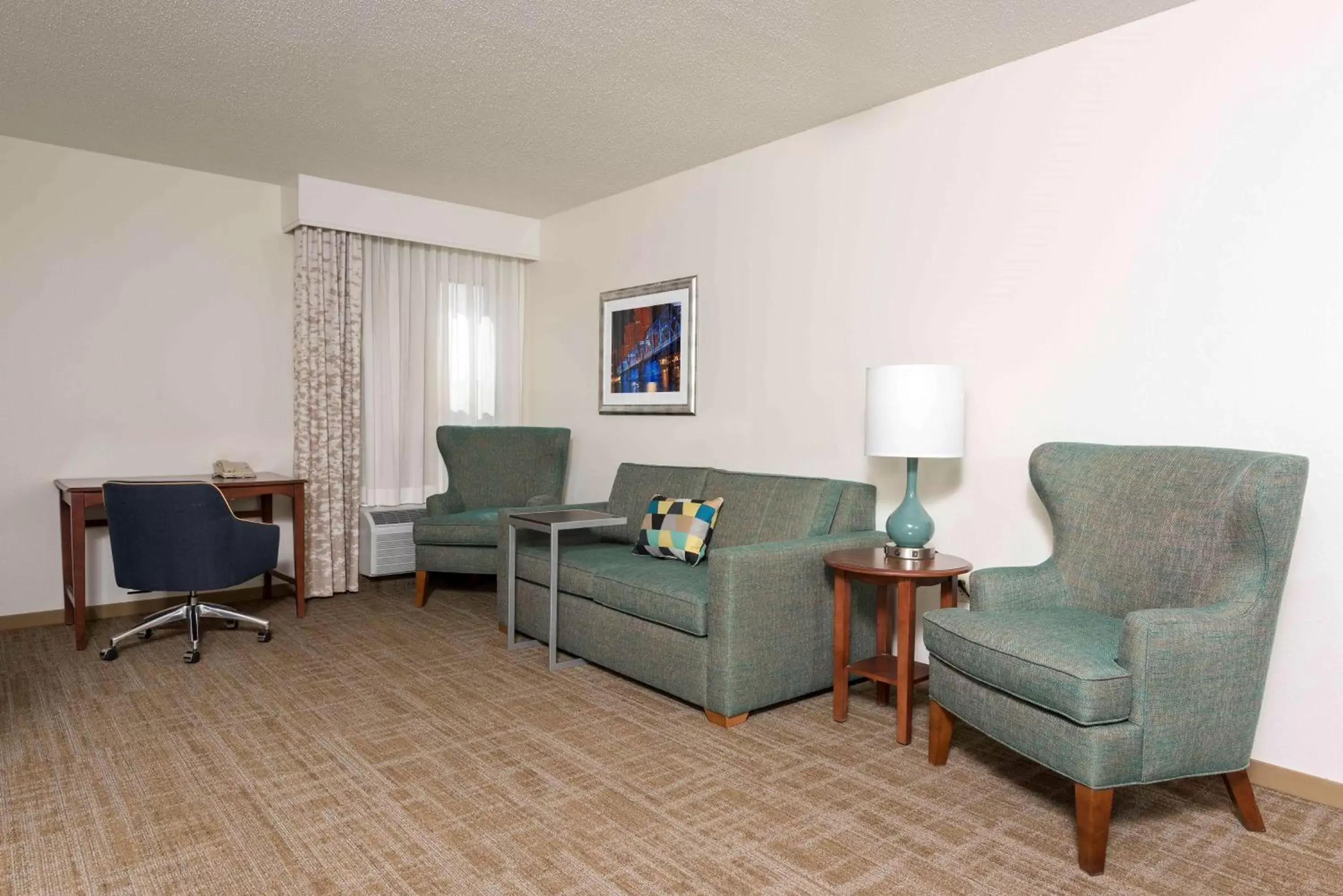 Bedroom, Seating Area in Hampton Inn Grand Rapids/North