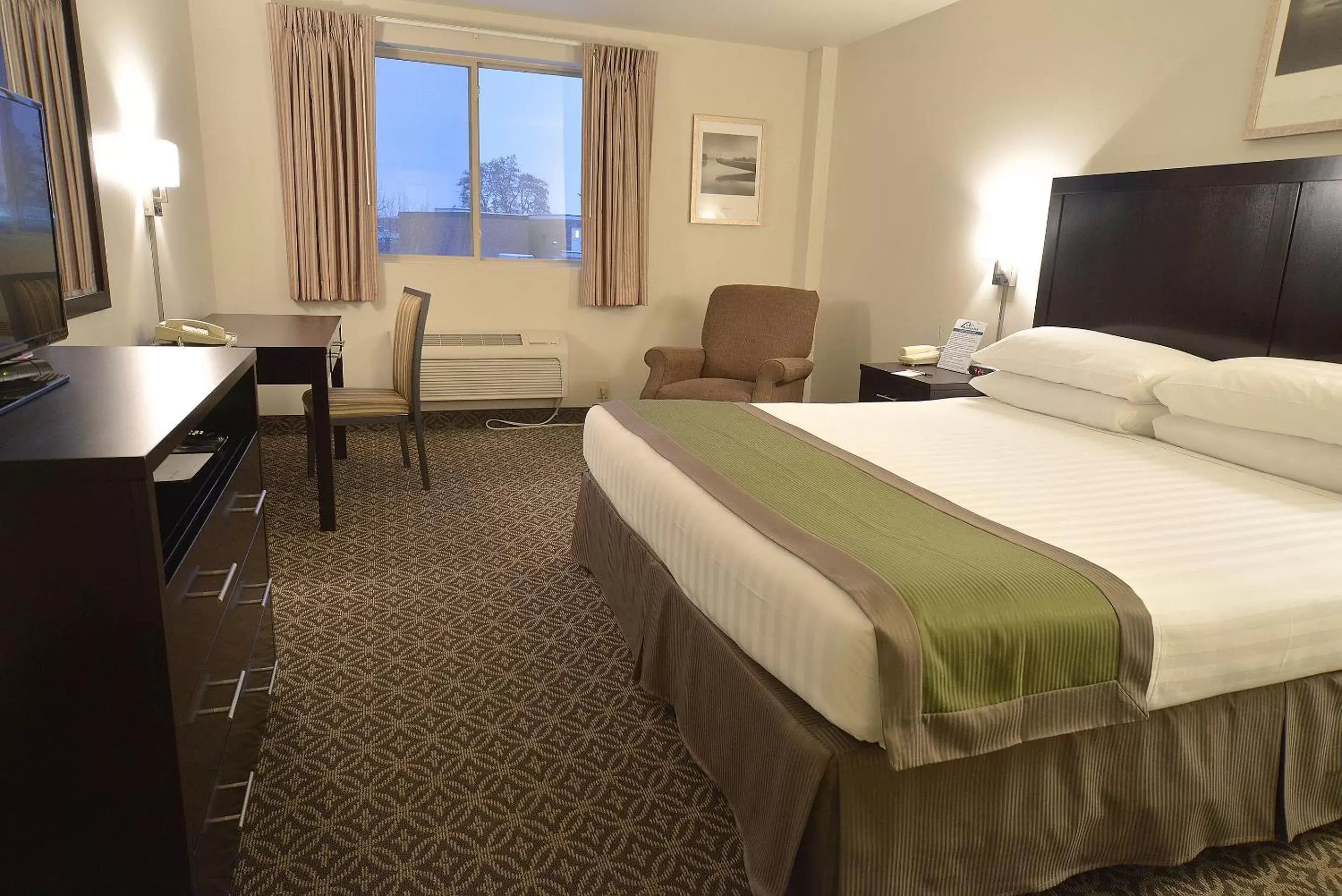 Photo of the whole room, Bed in The Madison Inn by Riversage