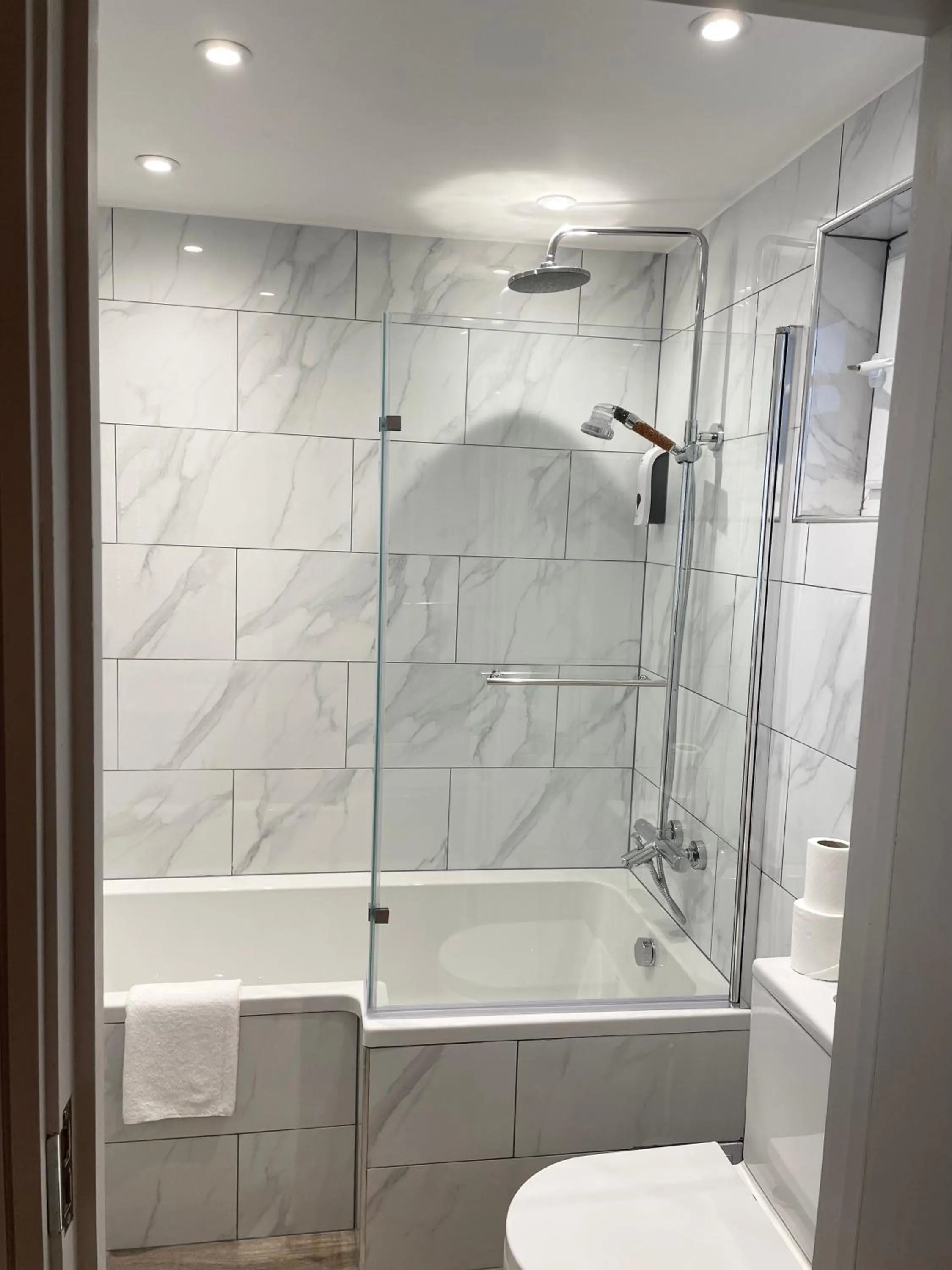 Bathroom in Holtwhites Hotel