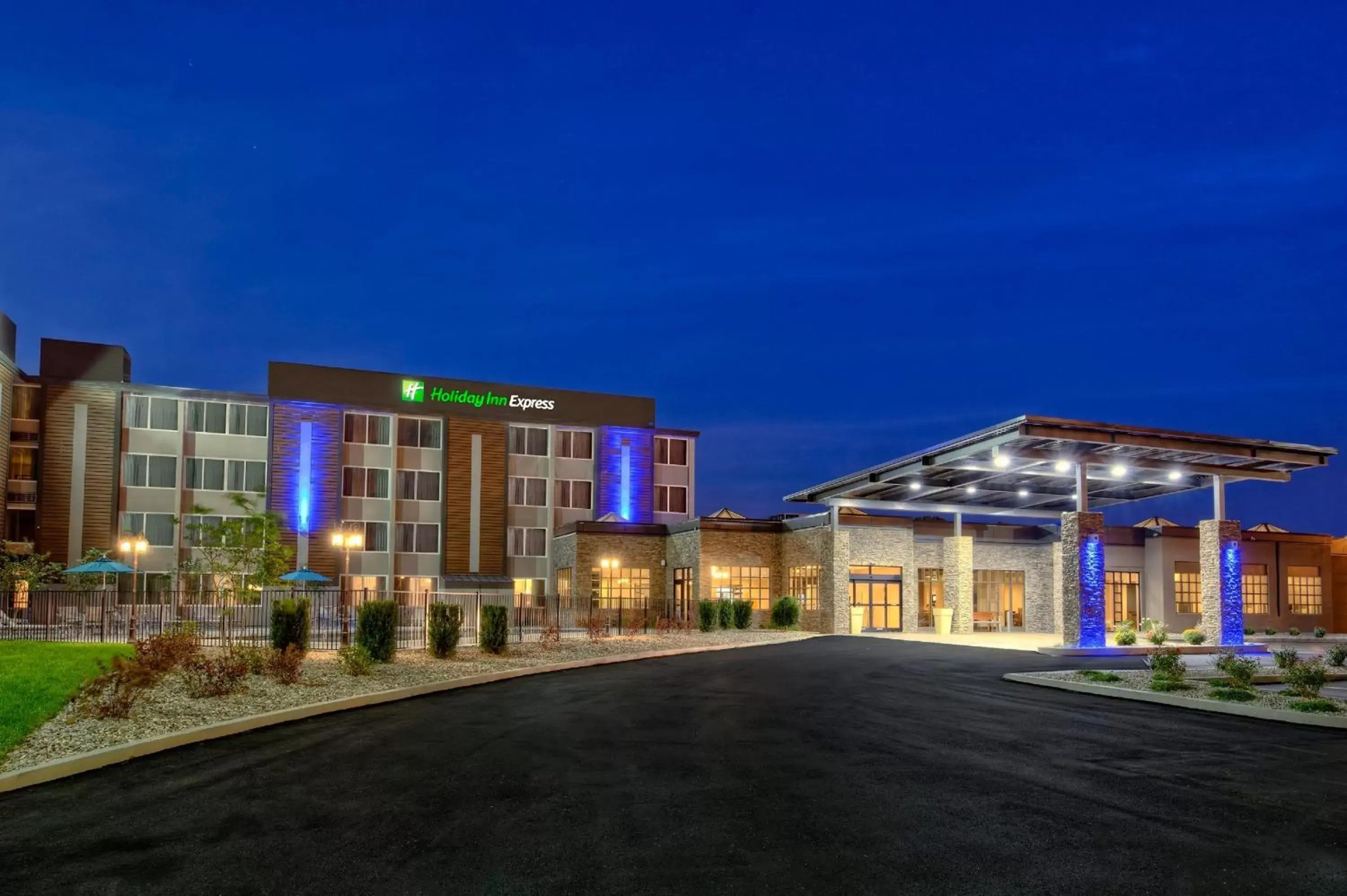 Property Building in Holiday Inn Express Louisville Airport Expo Center, an IHG Hotel