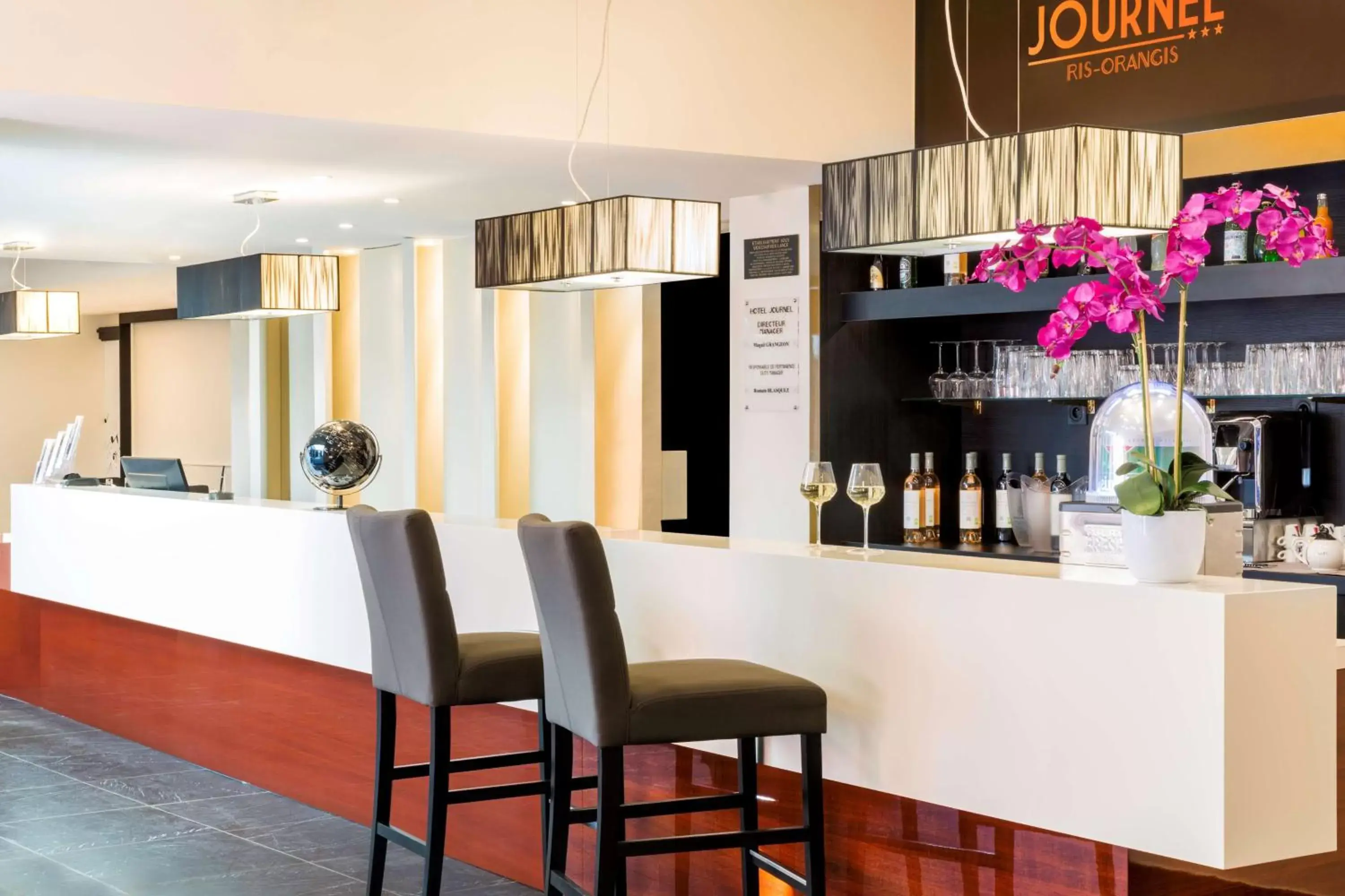 Lounge or bar in Best Western Hôtel Journel Paris Sud