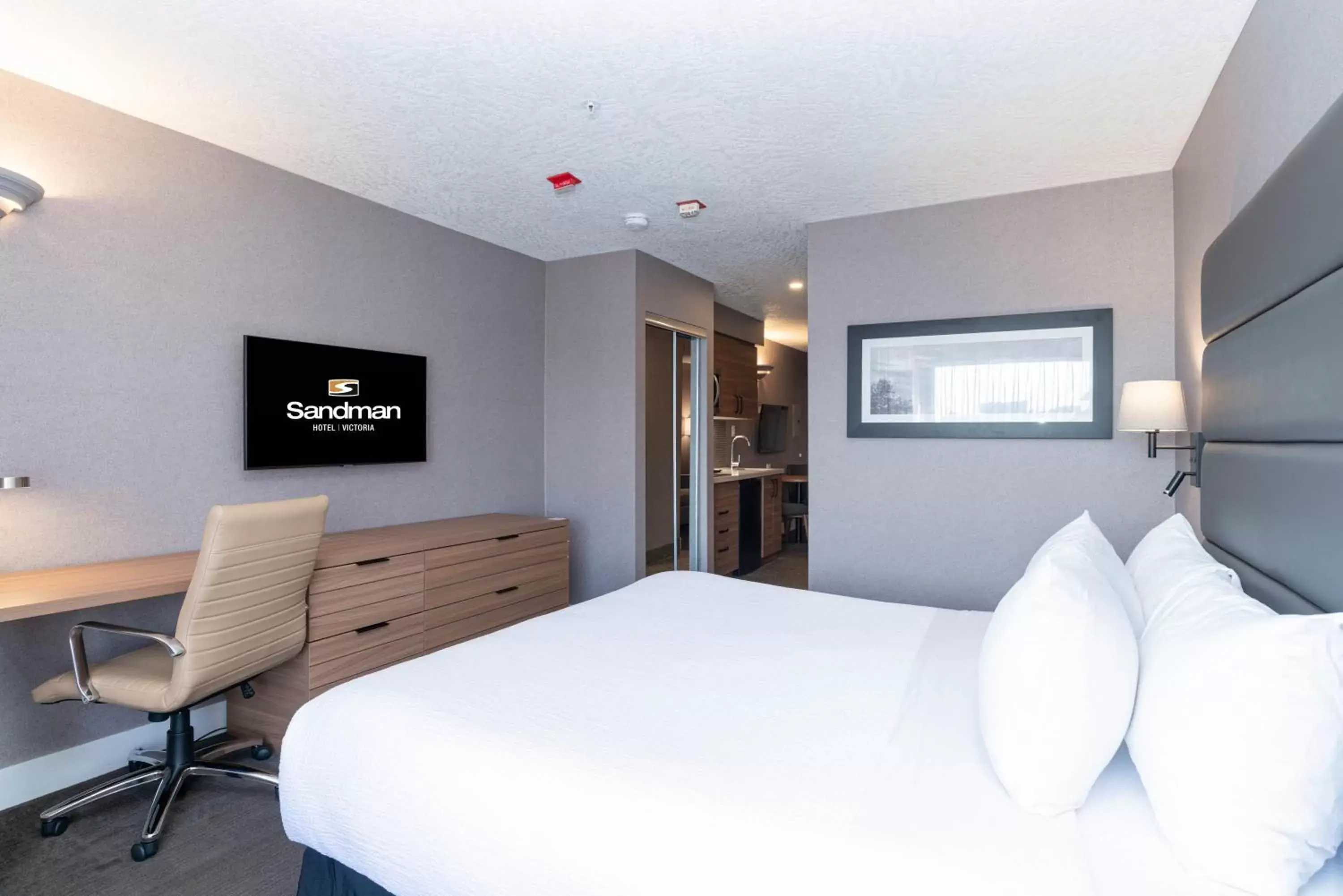 Photo of the whole room, Bed in Sandman Hotel Victoria Photo of the whole room, Bed in Sandman Hotel Victoria