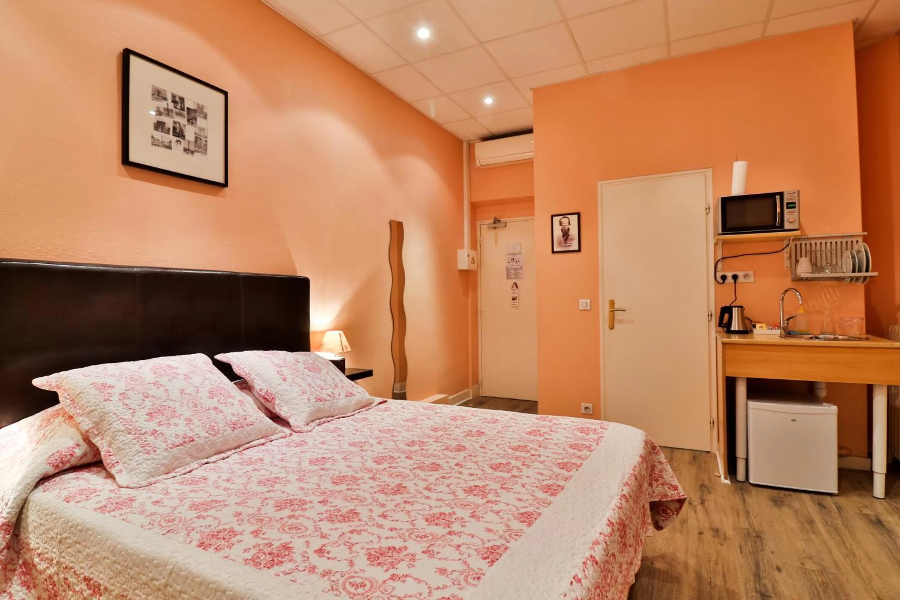 Photo of the whole room, Bed in Hotel Victor Hugo Nice