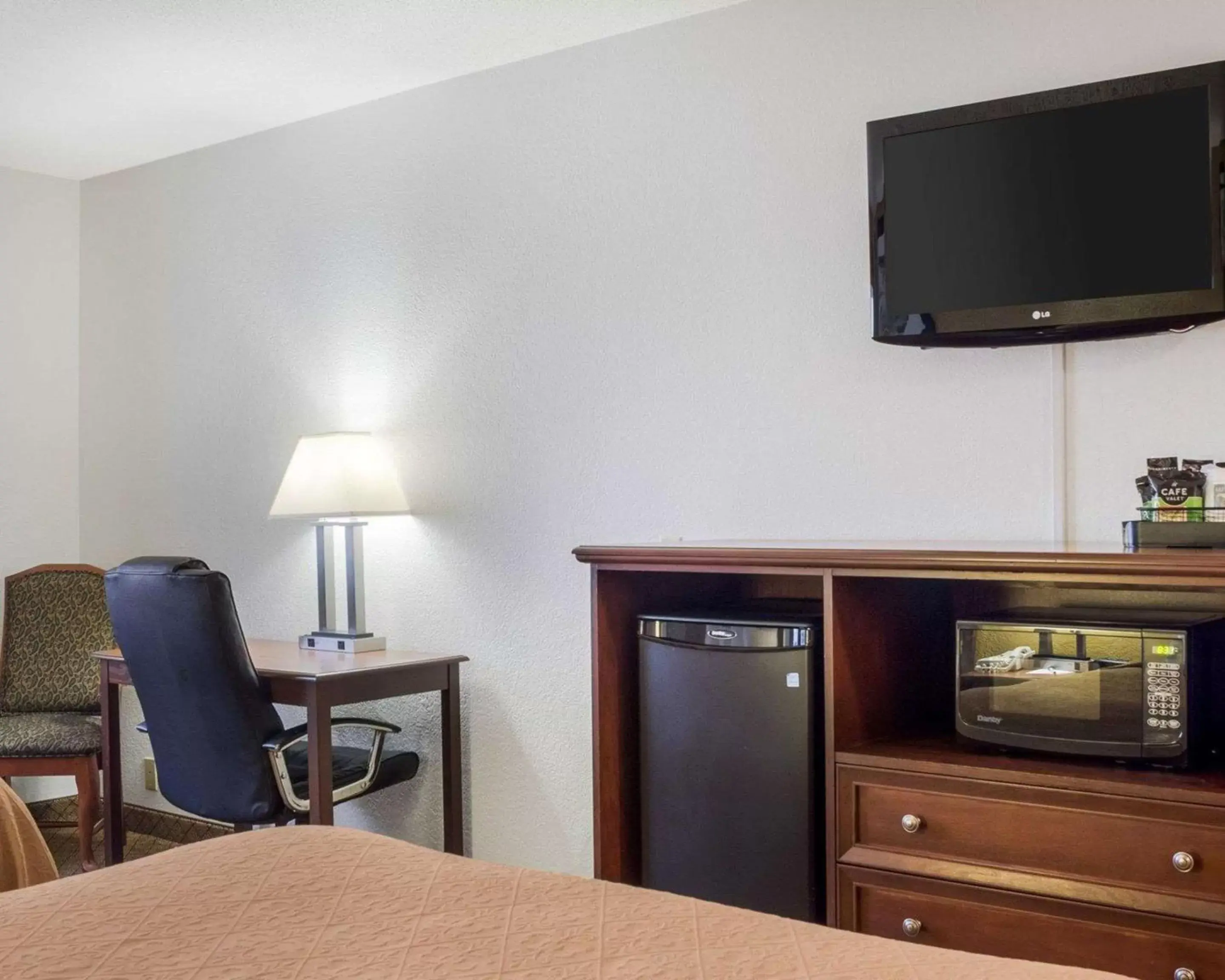 Photo of the whole room, TV/Entertainment Center in Quality Inn Oacoma