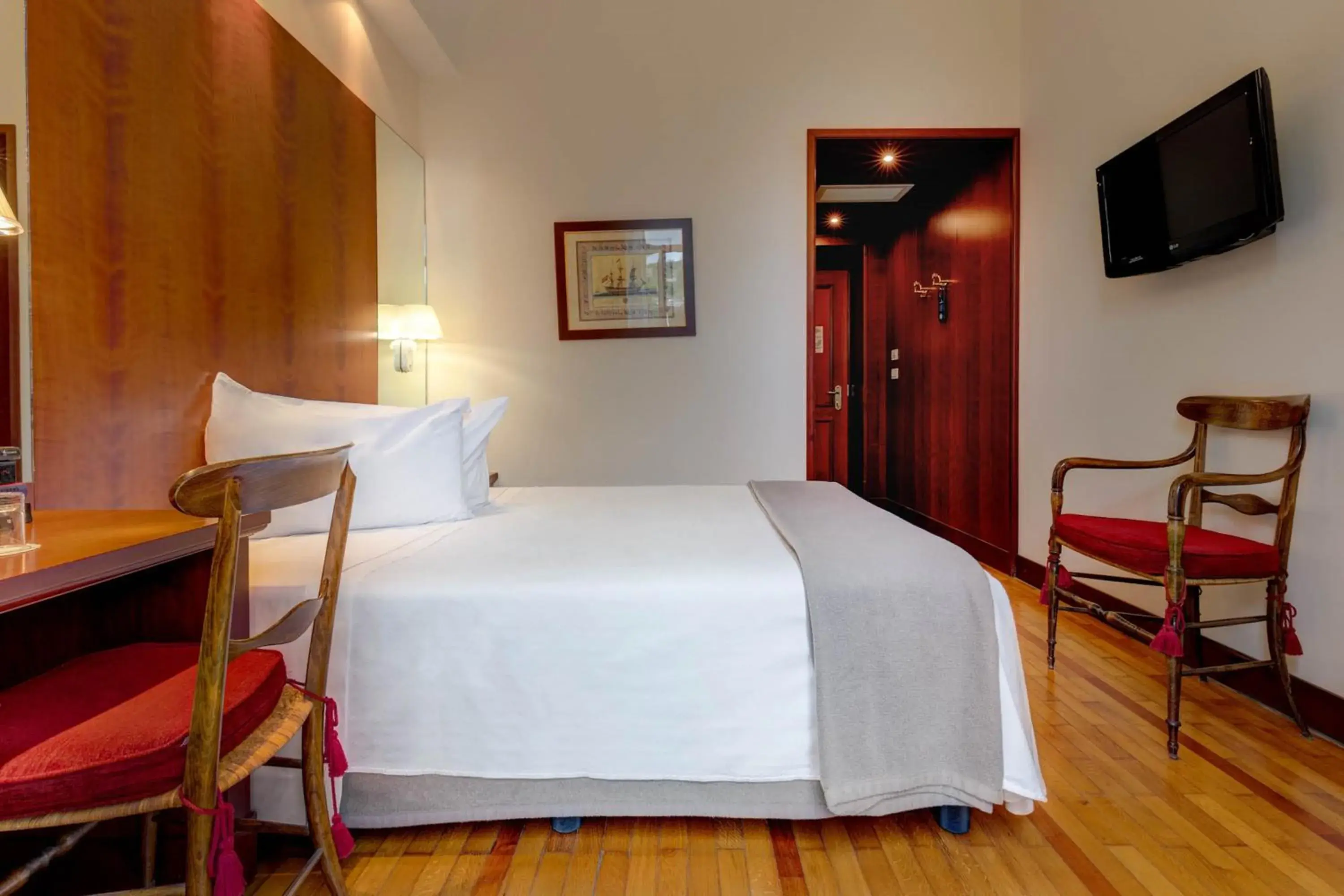 Large Single Room in Hotel Continental