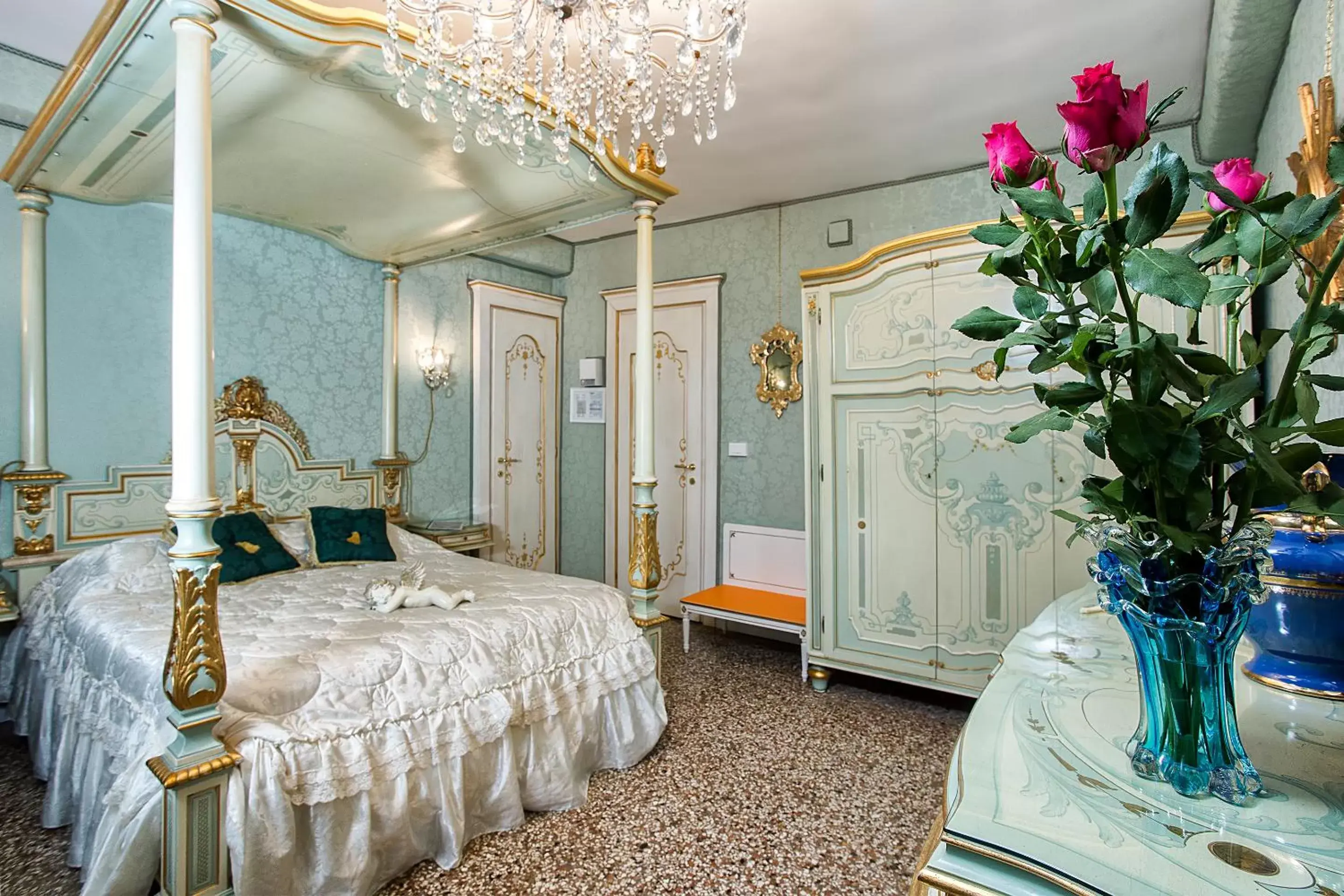 Photo of the whole room, Bed in Scalon del Doge