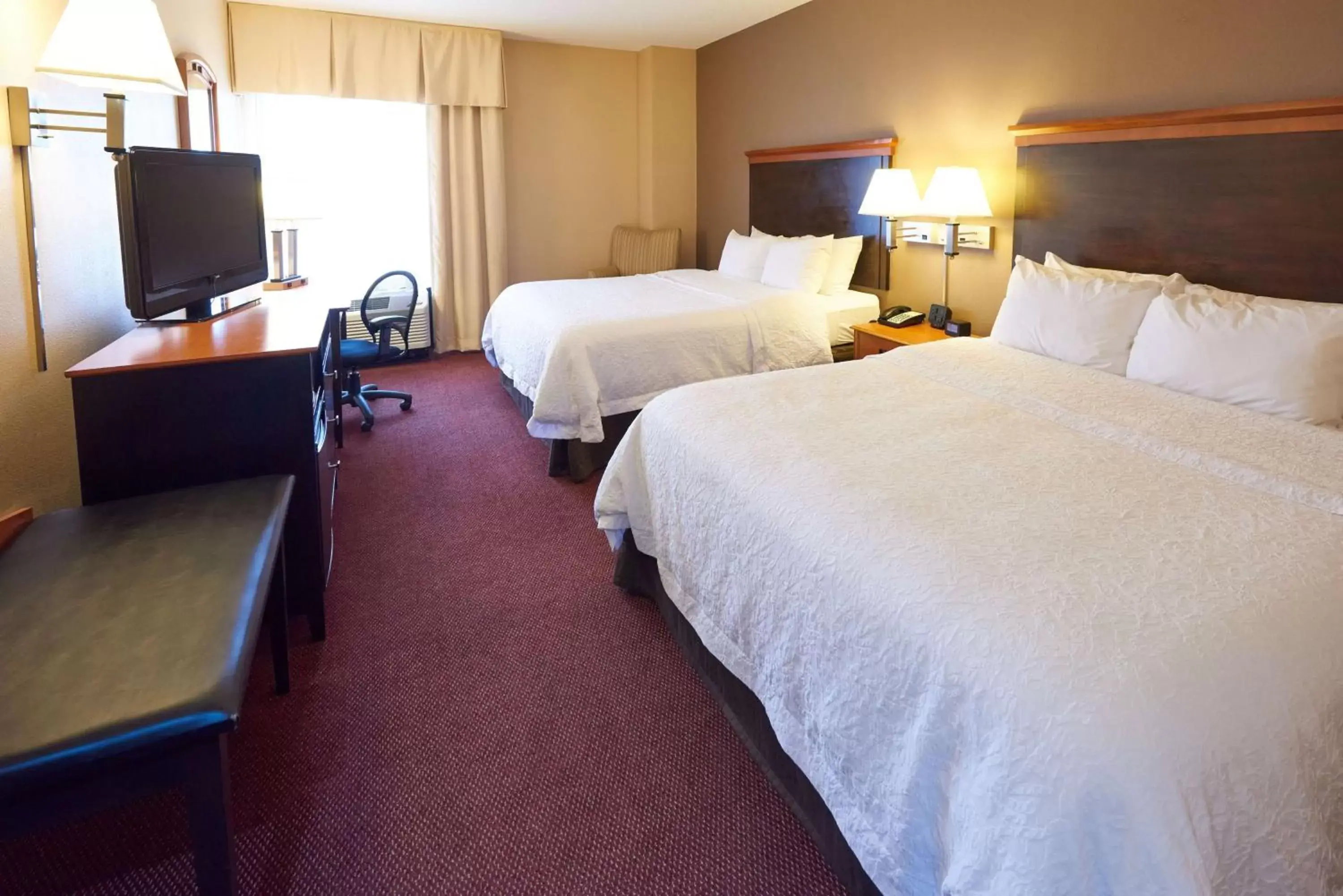 Bedroom, Bed in Hampton Inn Massillon