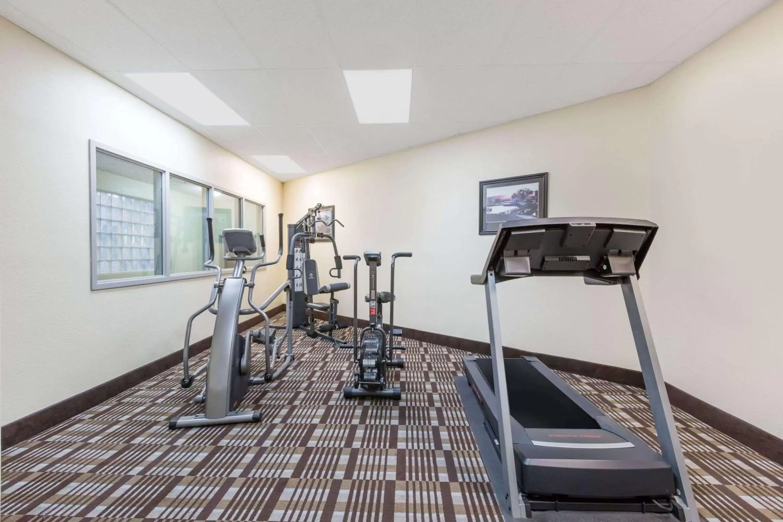 Fitness centre/facilities, Fitness Center/Facilities in Days Inn & Suites by Wyndham Des Moines Airport