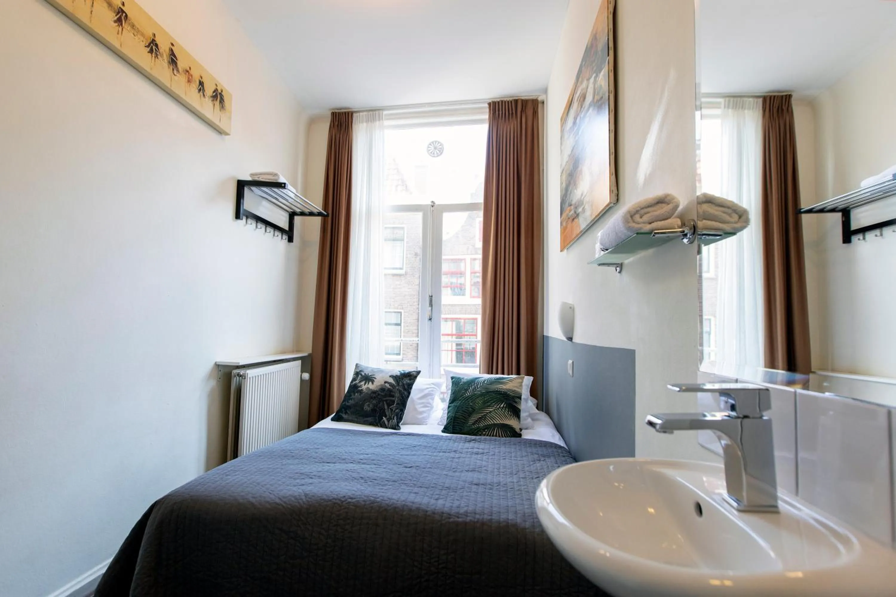 Bed in Quentin Arrive Hotel