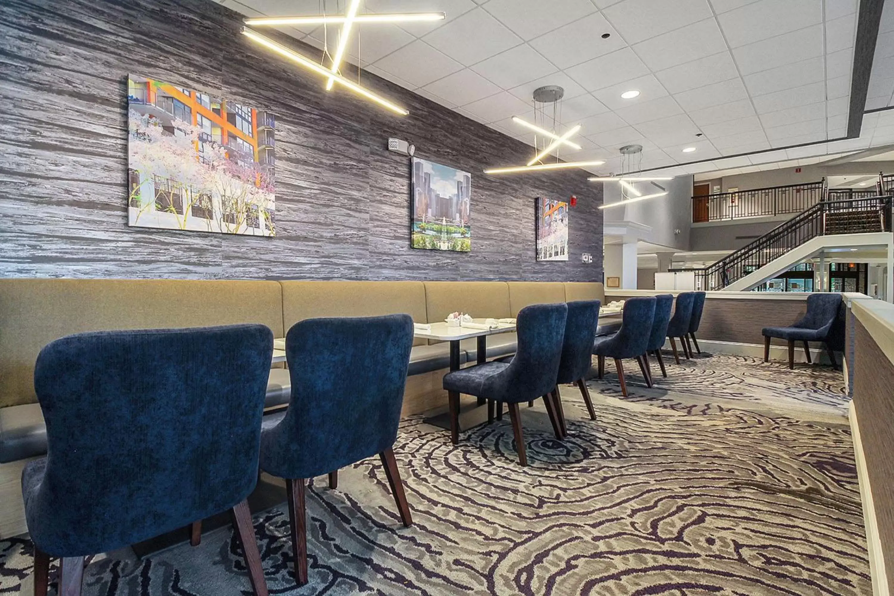 Restaurant/places to eat, Lounge/Bar in Holiday Inn Chicago Nw Crystal Lk Conv Ctr, an IHG Hotel