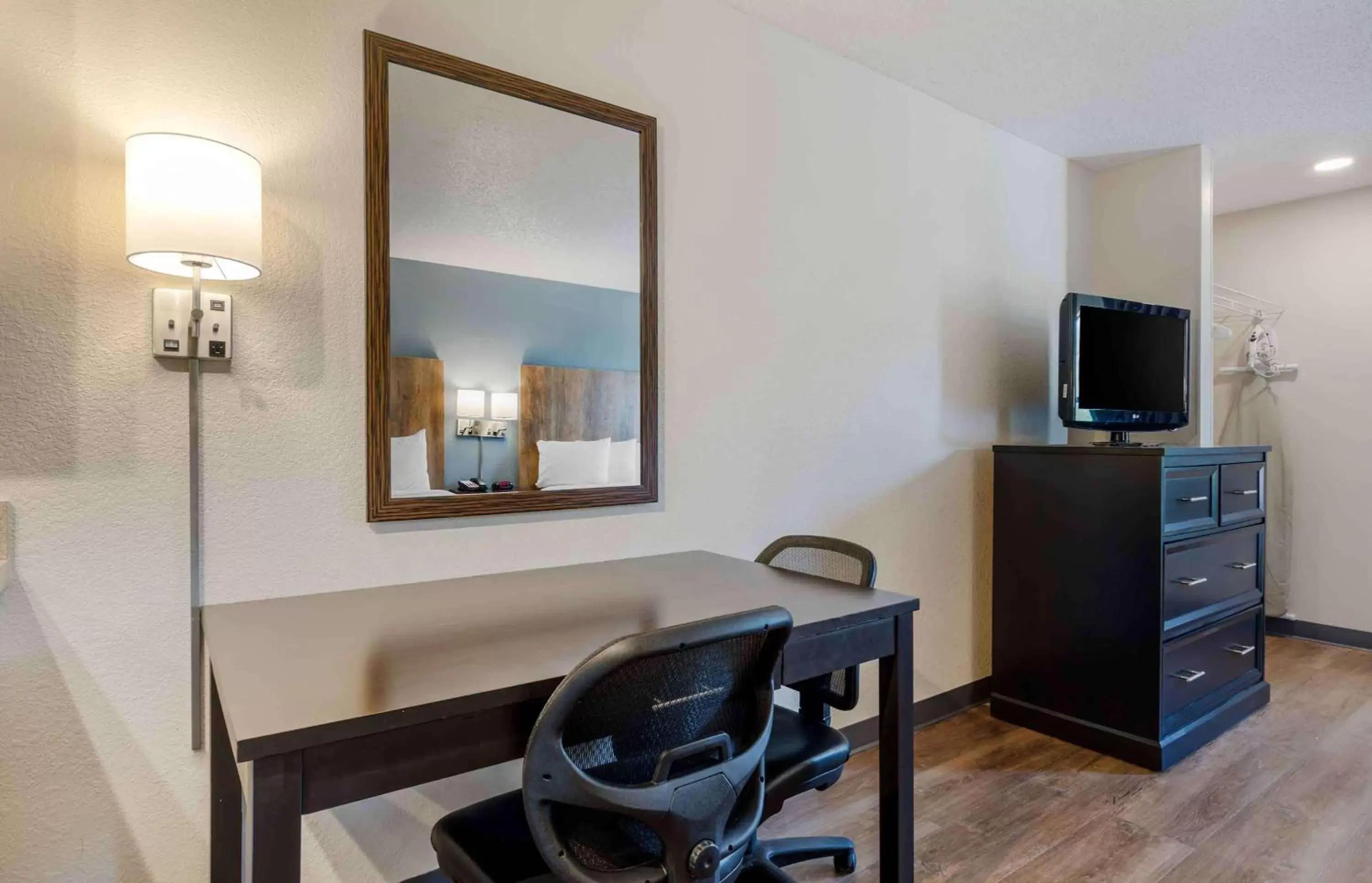 Bedroom, TV/Entertainment Center in Extended Stay America Suites - San Jose - Milpitas - McCarthy Ranch
