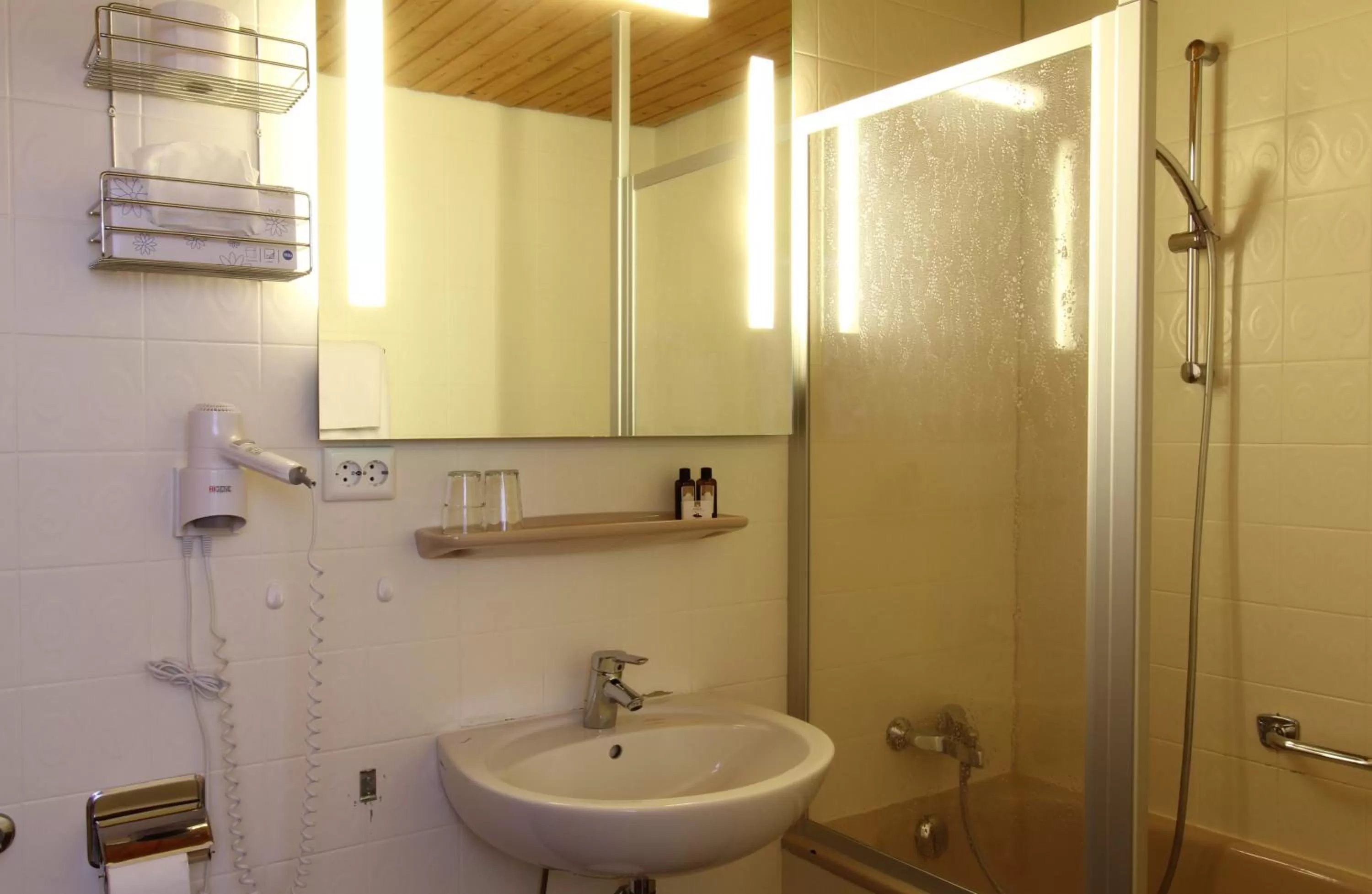 Shower, Bathroom in Hotel Lowen by Mastiff