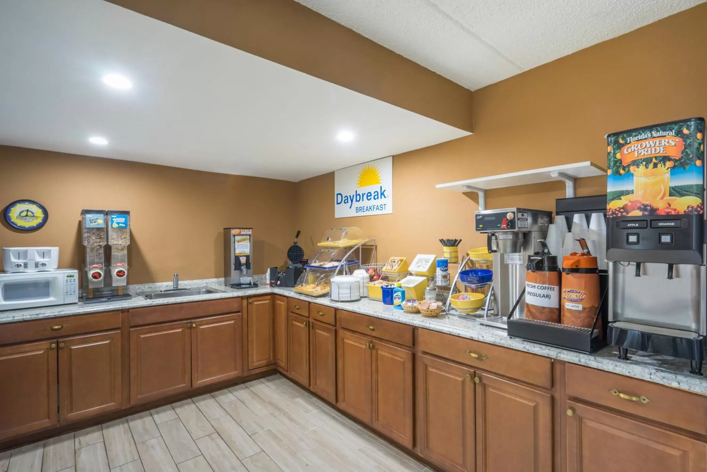 Breakfast, Kitchen/Kitchenette in Days Inn by Wyndham Hurricane Mills