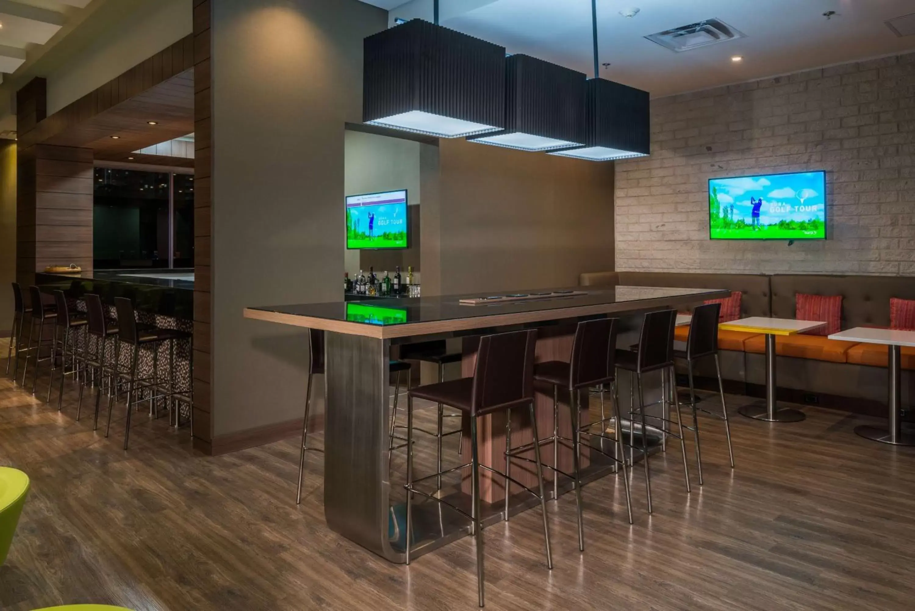 Lounge or bar in Hampton by Hilton Medellin