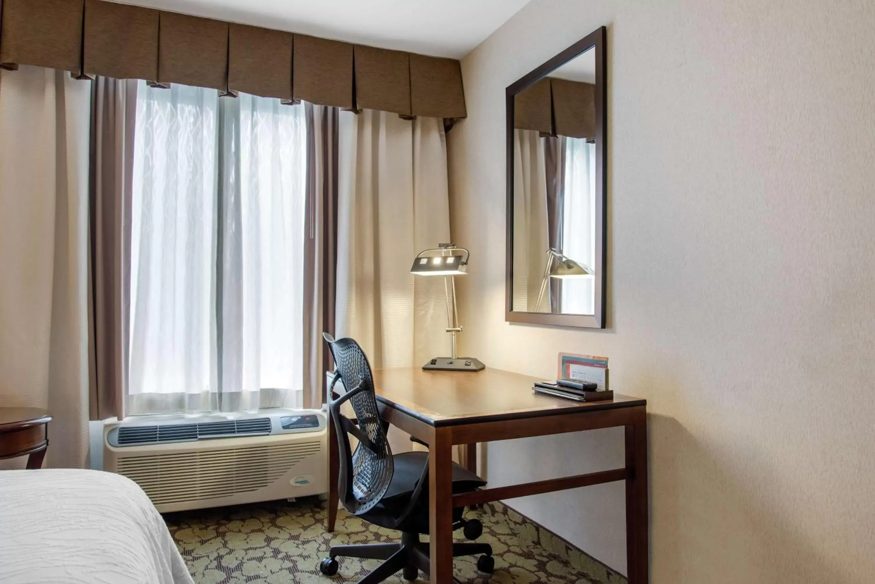 Bedroom, TV/Entertainment Center in Hilton Garden Inn Portland Airport