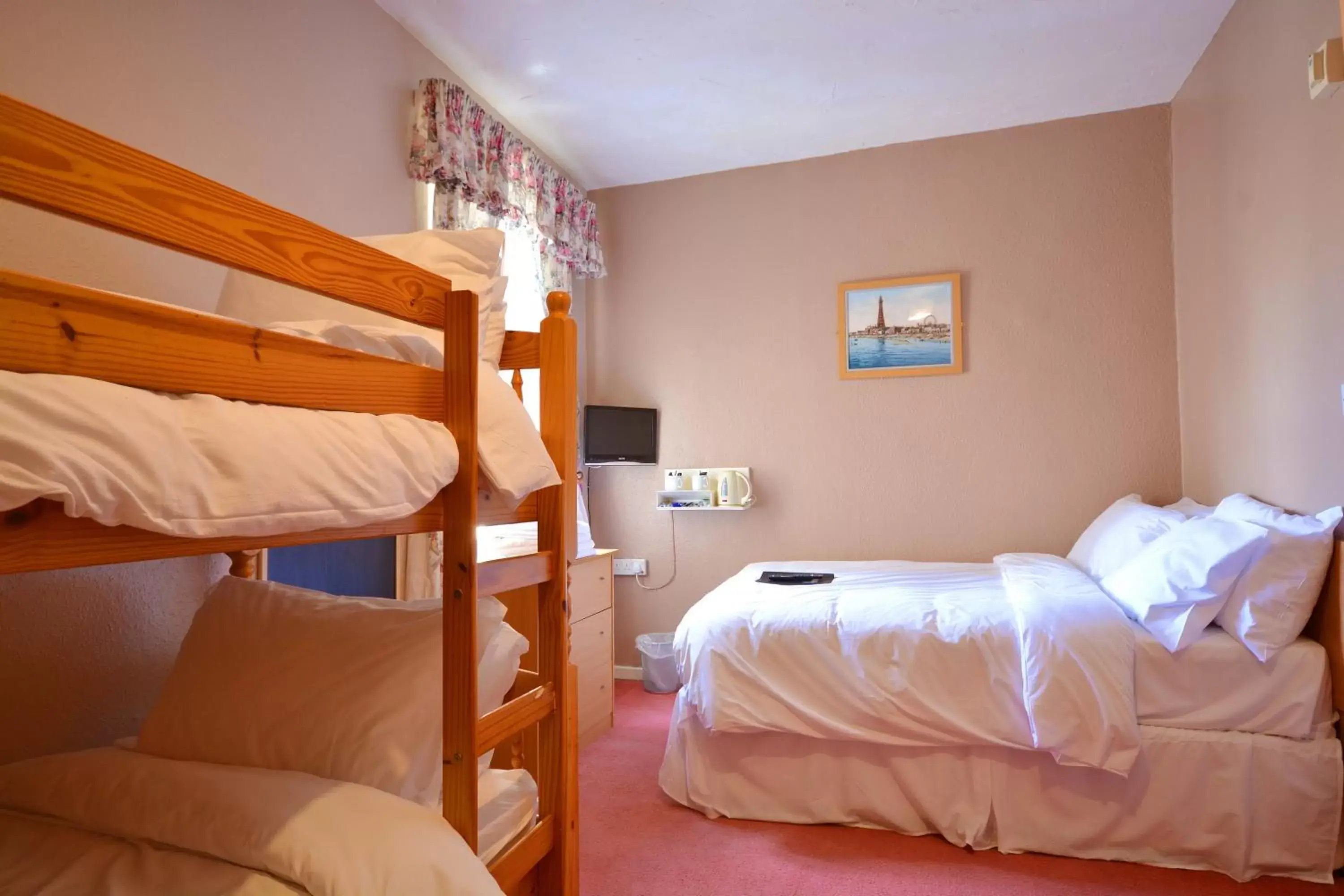 Photo of the whole room, Bunk Bed in Royal Oakwell Hotel
