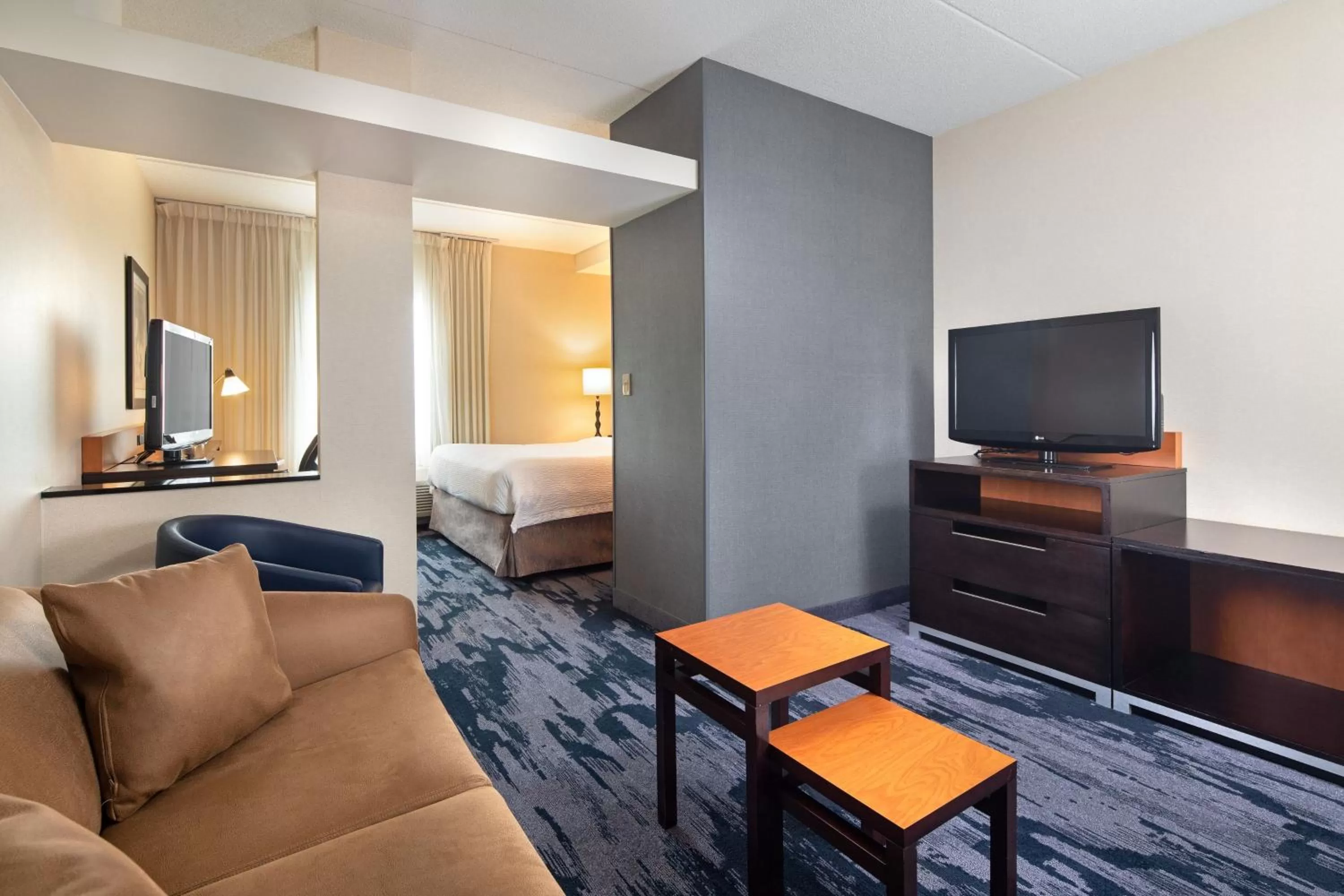 Living room, Bed in Fairfield Inn & Suites by Marriott Toronto Mississauga