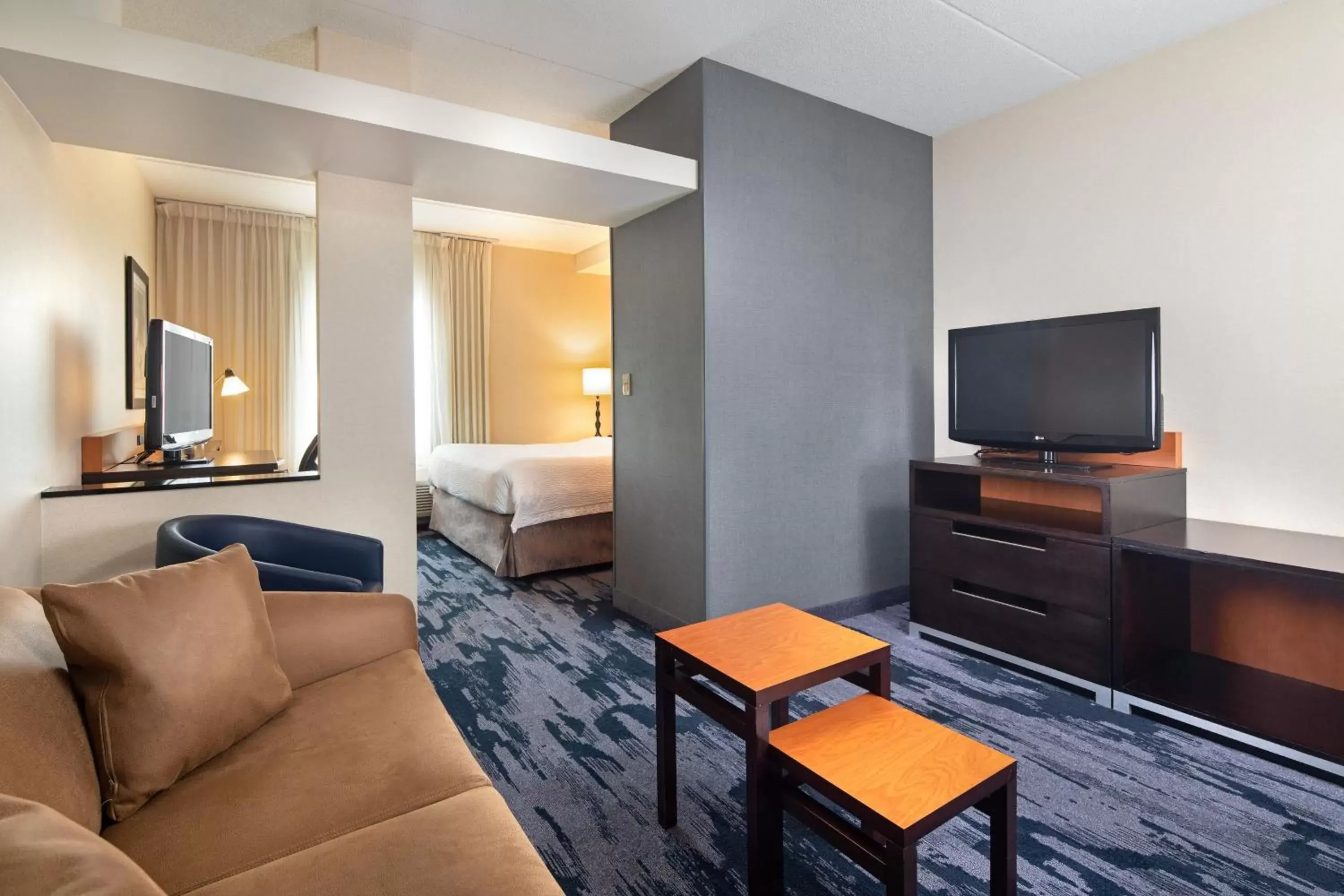 Living room, Seating Area in Fairfield Inn & Suites by Marriott Toronto Mississauga