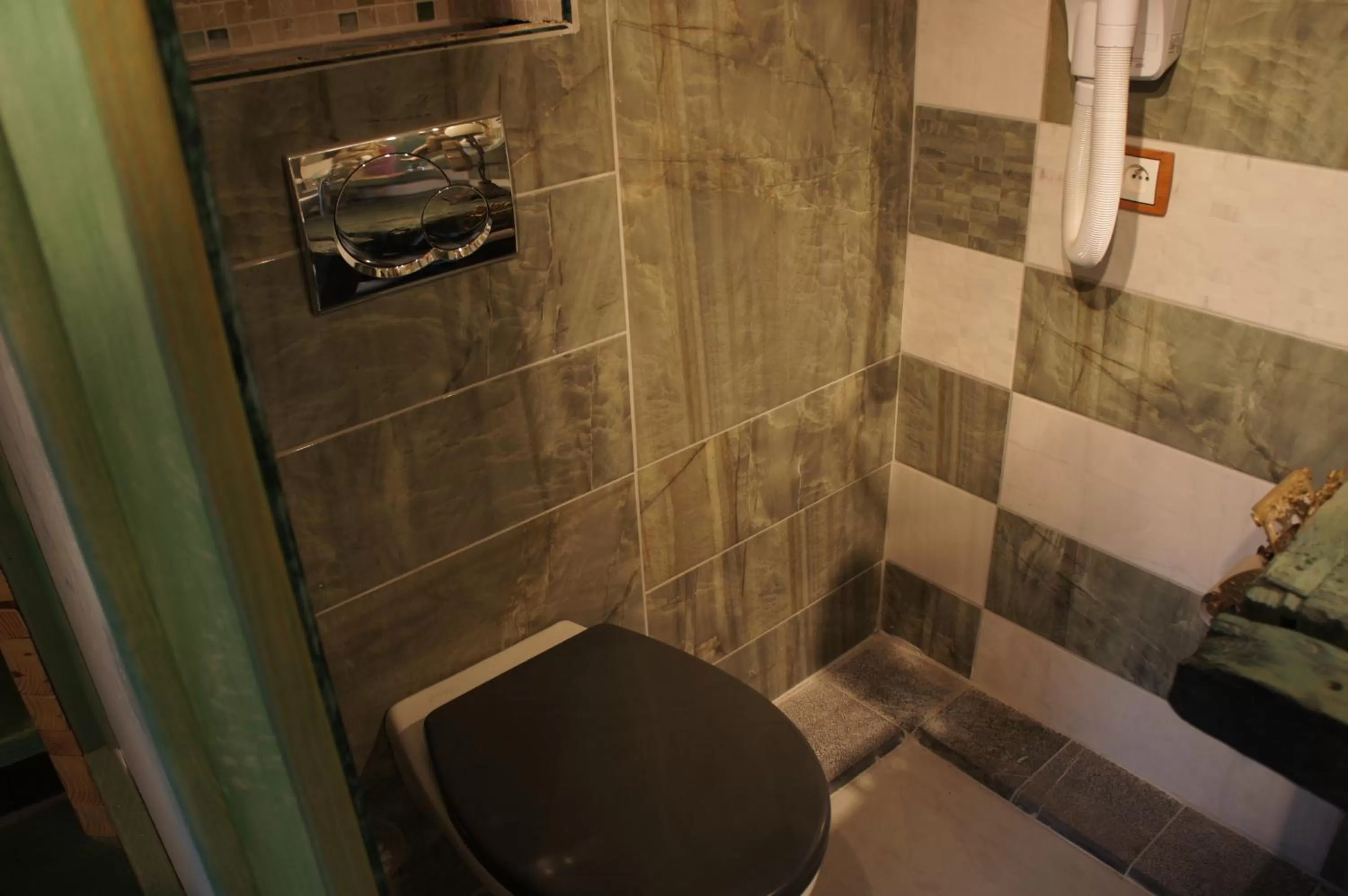 Toilet in Aux Logis de la Solre