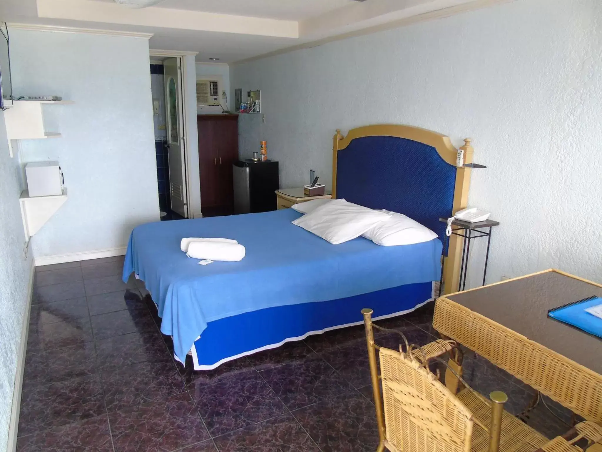 Photo of the whole room, Bed in Blue Rock Resort