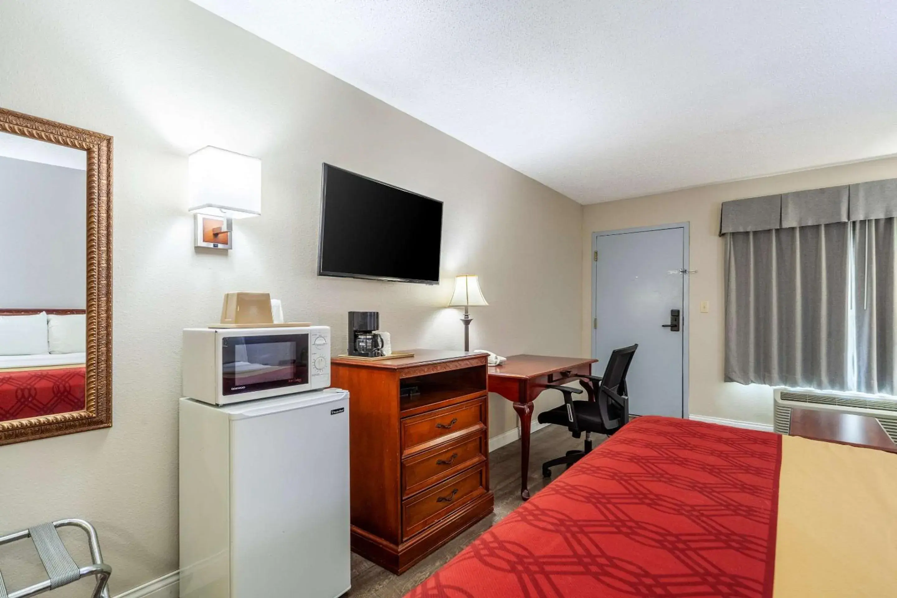 Photo of the whole room, TV/Entertainment Center in Econo Lodge Lincoln