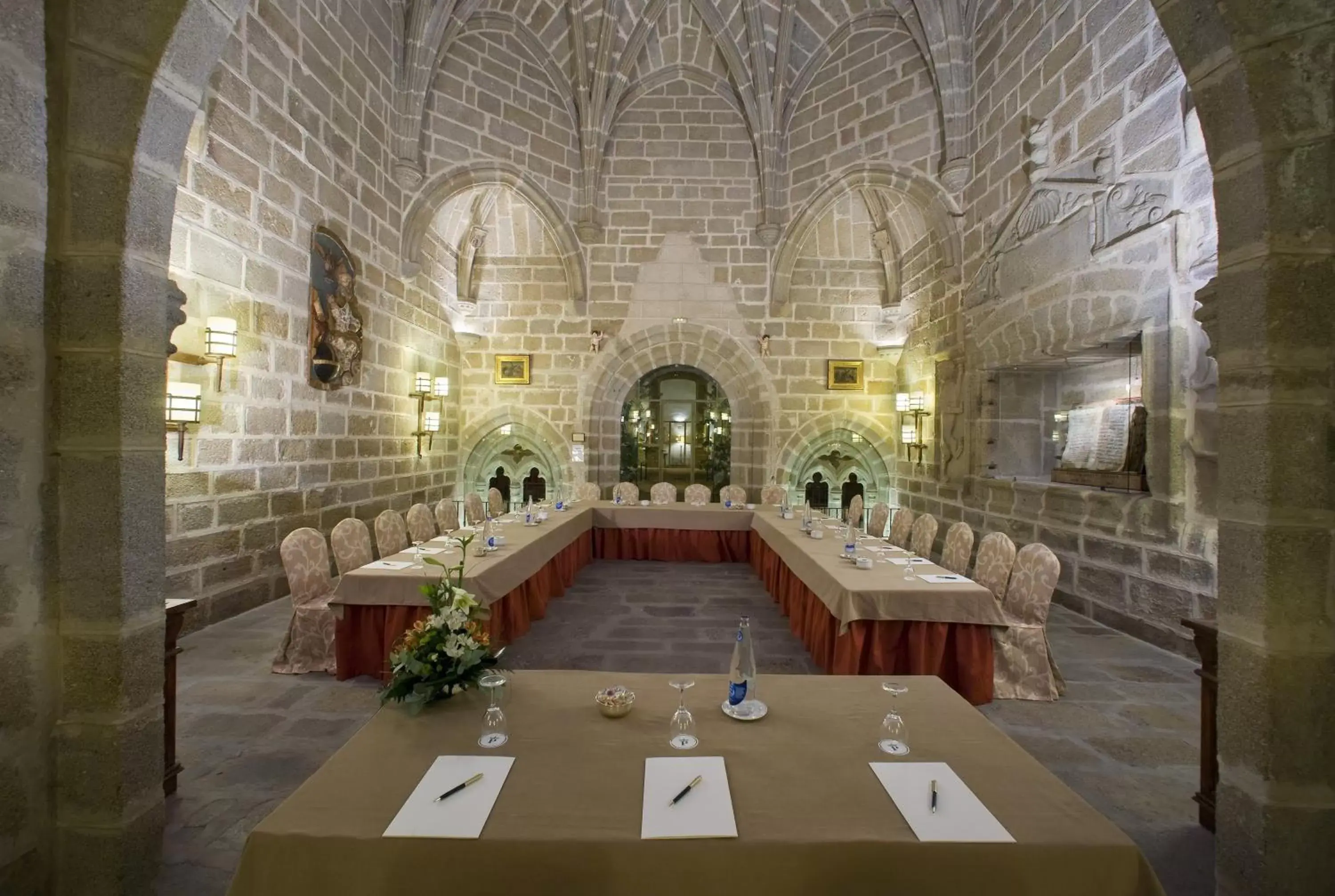 Business facilities, Restaurant/Places to Eat in Parador de Plasencia