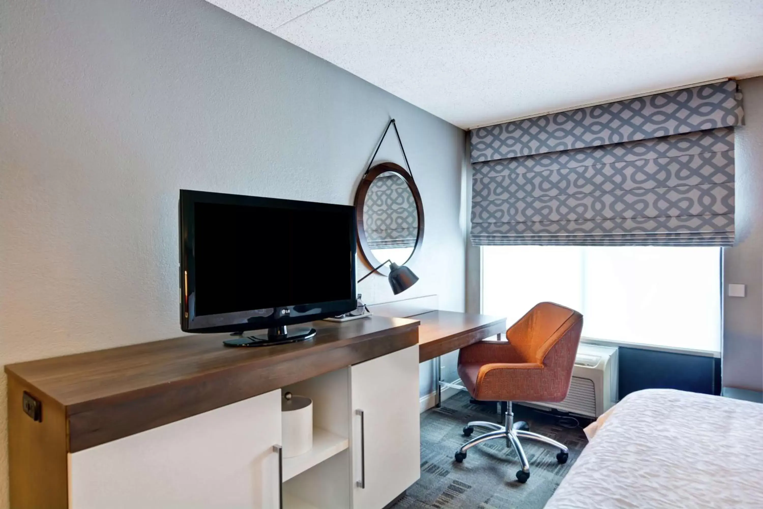 Bedroom, TV/Entertainment Center in Hampton Inn Cincinnati Airport South