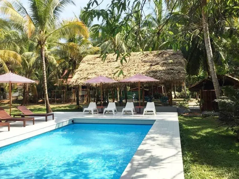 Swimming Pool in Pakmeng Resort