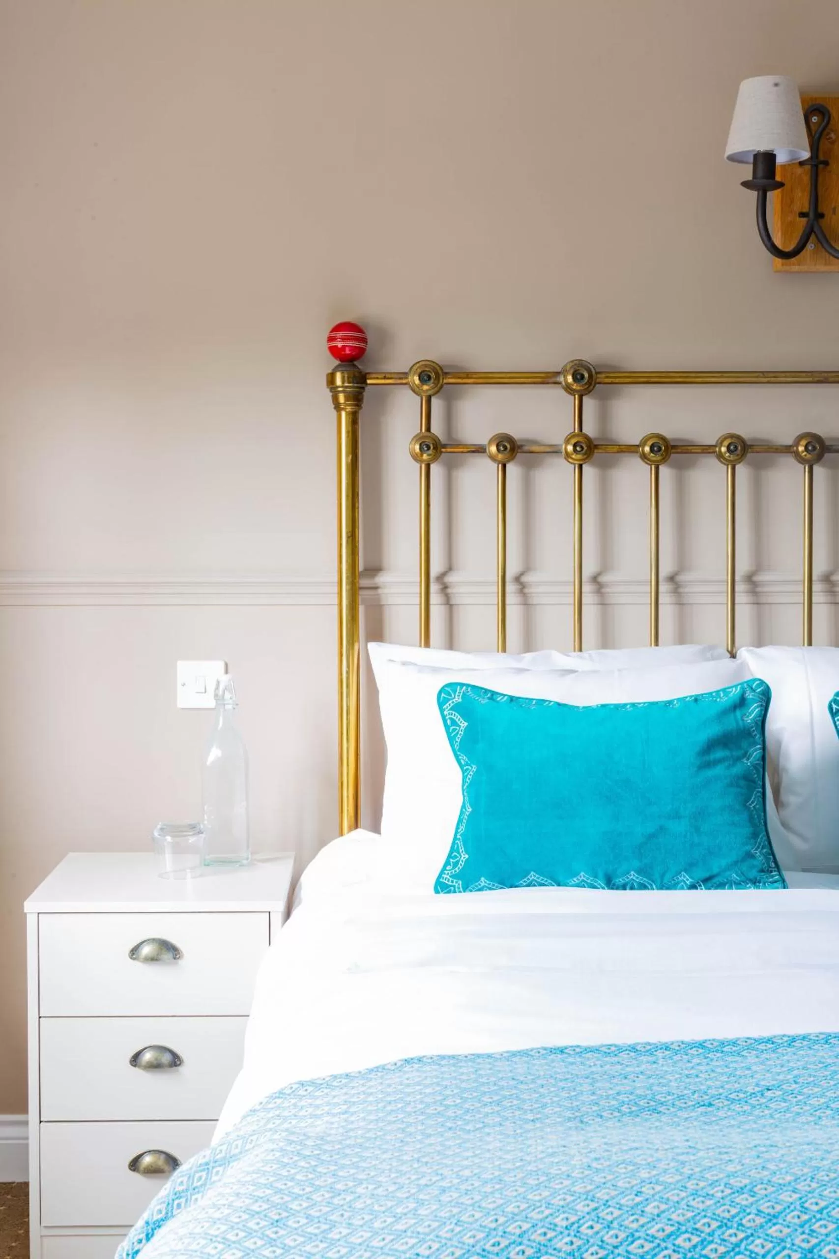 Bedroom, Bed in The Cricketers Inn