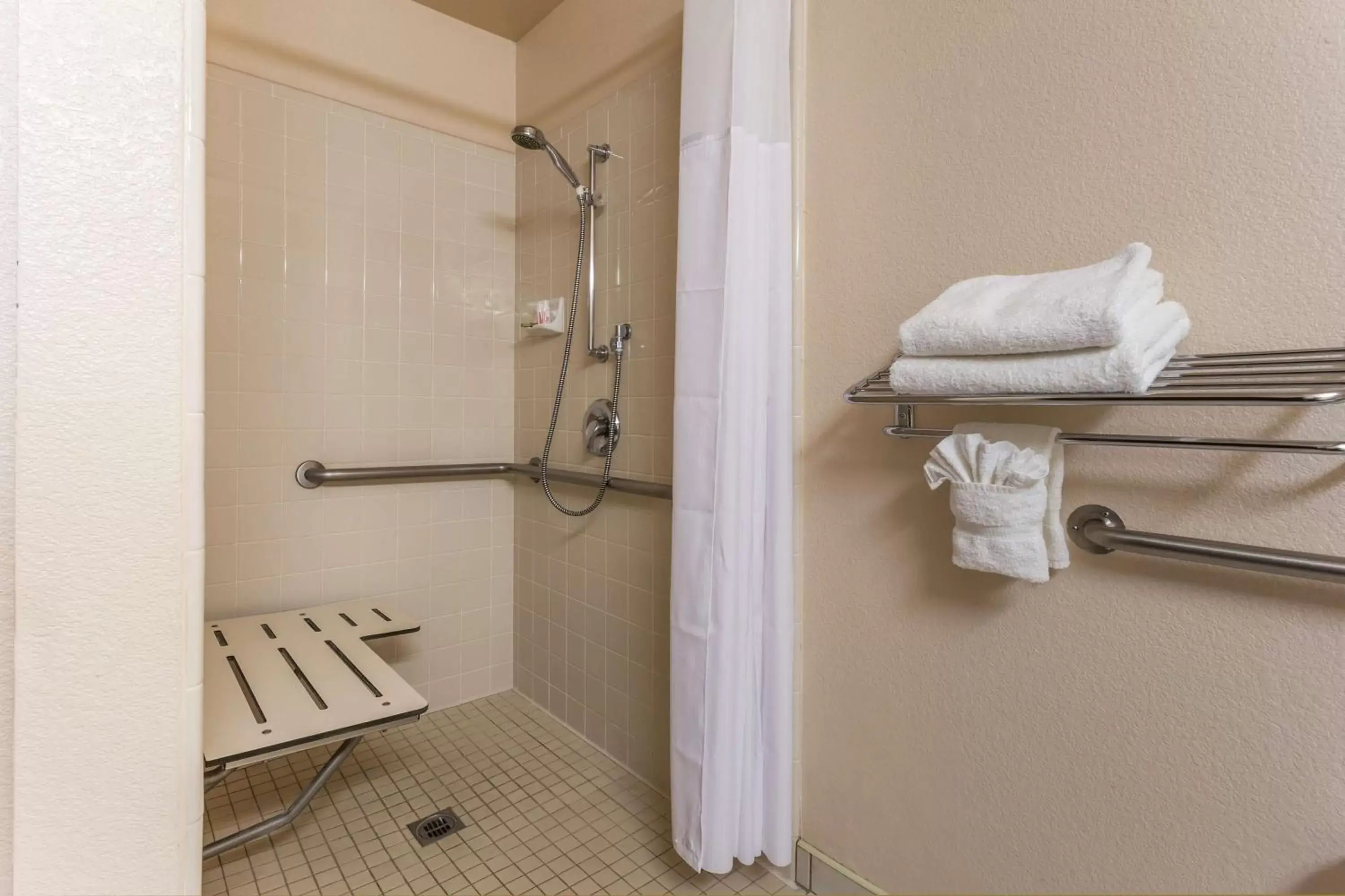 Queen Room - single occupancy - Mobility Access/Non-Smoking in Super 8 by Wyndham Dixon/UC Davis